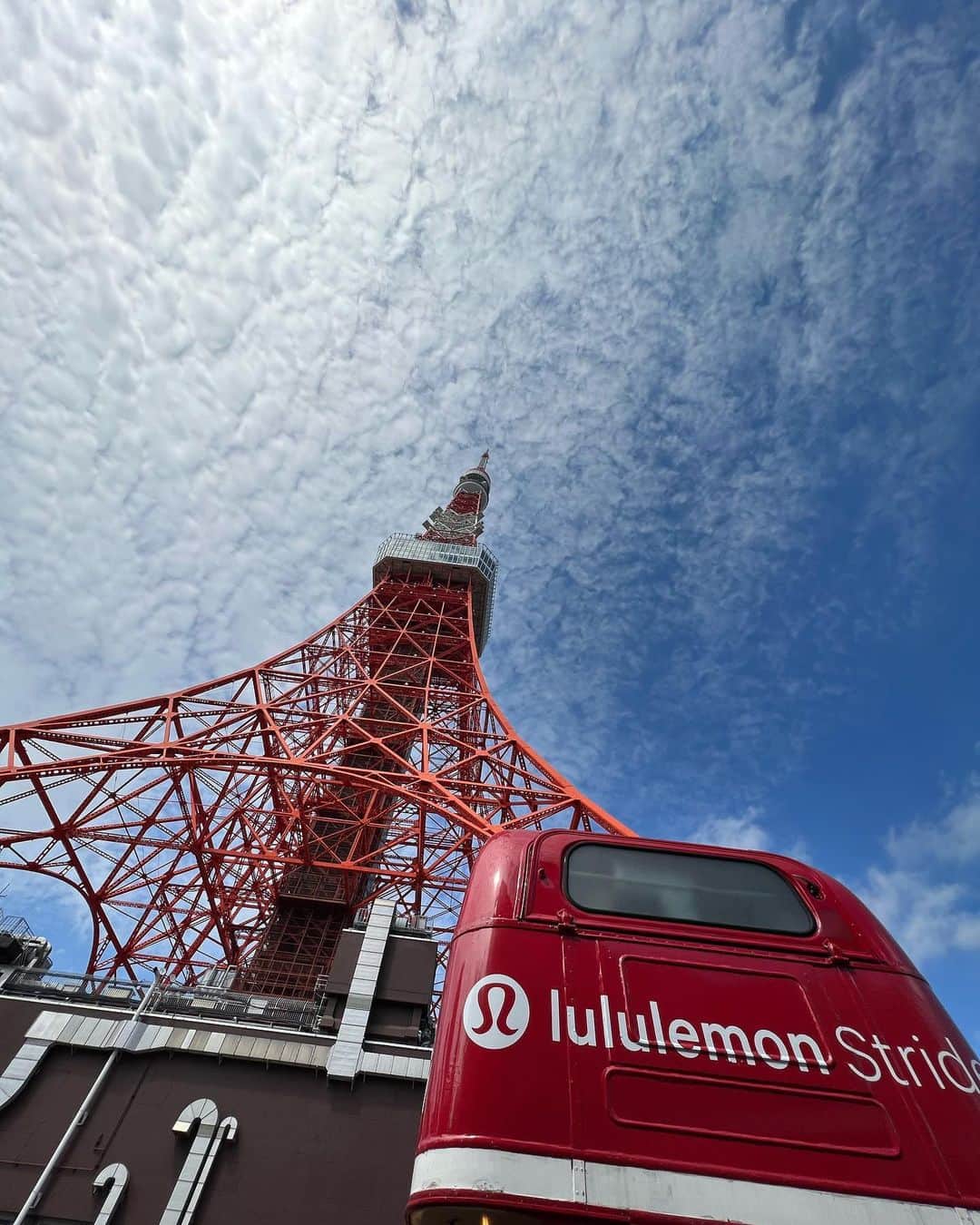 上梨ライムさんのインスタグラム写真 - (上梨ライムInstagram)「#lululemon #lululemonstride  ルルレモンのランニングイベントに参加してきました🏃🏾‍♀️  今回グループで走ったNew TOKYOという8kmのランニングコースは 渋谷や新宿をはじめとした、まさに日本の新しい文化を象徴する町を巡るコース。 普段、長い距離走るのは苦手なものの、こうして誰かと一緒に走るのは楽しく頑張れるうえ、今まで気がつかなかった町の魅力に気づくきっかけにもなりました。🗼 色々と良い影響だらけのシティーラン、今後も定期的に続けて行けたらなと思います✨ もしランニングが好きな方がいたらぜひ一緒に行きましょう🫶🏾  Running 8 kilometers through the vibrant streets of Tokyo - alongside amazing guests from various Asian countries - was undoubtedly one of the coolest events of the year so far. I feel incredibly fortunate to have had this incredible opportunity!  Thank you so much @lululemonjp @lululemonjp」6月5日 22時57分 - raimu.kaminashi_official