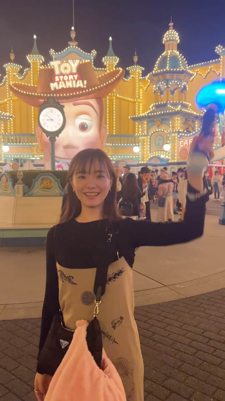 葉月ひとみのインスタグラム：「* 一緒に行くのは初めてな 幼馴染とのディズニー👧🏻 閉園10分前 遊び切った顔！体力限界🤟🏻  シャボン玉スティック可愛いでしょ〜？  #ディズニーシー#disneysea」