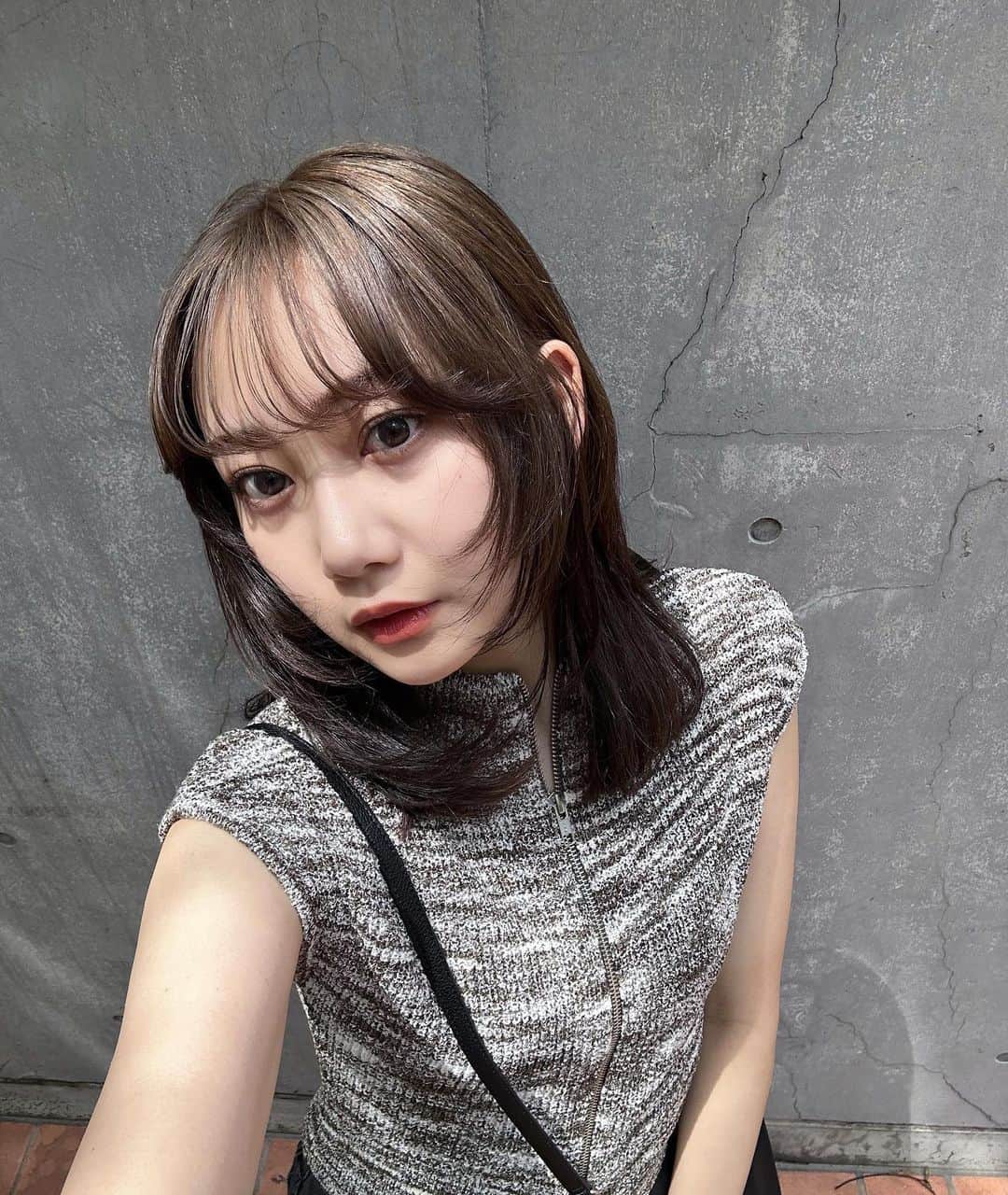 坂田琴音のインスタグラム：「イメチェン✴︎ ばっさりいって髪色も変えちゃいました😌 顔周りのレイヤーいっぱいでかわいい❤︎」