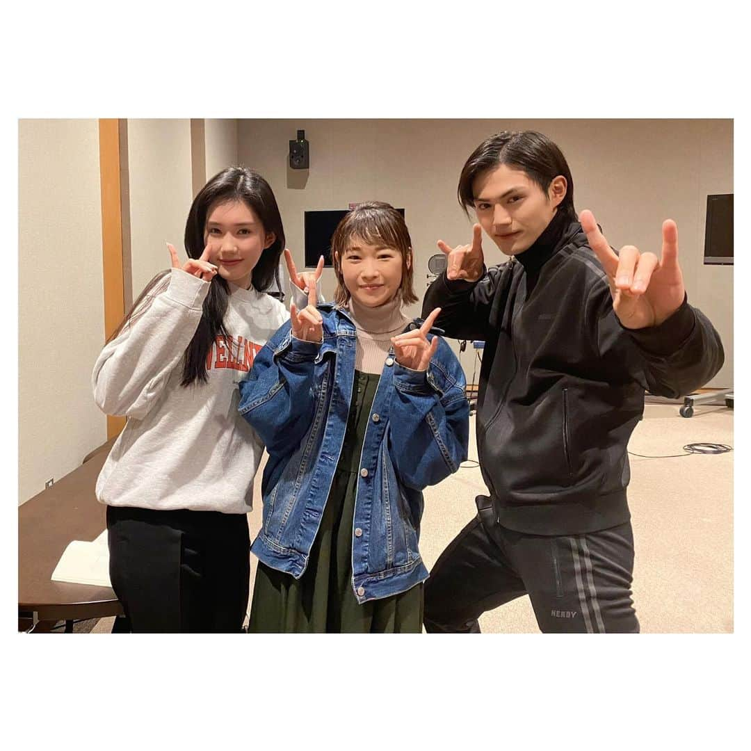 寺崎裕香さんのインスタグラム写真 - (寺崎裕香Instagram)「「仮面ライダーギーツ」38話🦊  やっと息子に会えました。  望まれて生まれて来た事、 英寿が生きてるだけで幸せだという事、 そして「愛してる」と伝えられて良かった。  ミツメ(姿)な井咲ちゃんと、 英寿な簡君と ミツメ(声)の私と！  2人とも長身美男美女！そして、どことなく似てますよねっ？！ さすが親子✨  読み合わせで実際会えて 一緒にこの大事なシーンを作らせてもらえて 幸せでした。  母としての役割は一旦おしまいですが。 これからは一視聴者として  英寿のこれからを 見守っていこうと思います。  しかし、仮面ライダーギーツⅨめちゃくちゃカッコ良かったですね!!!!!  ミツメ初登場の収録日がちょうど 仮面ライダーギーツ1話のオンエア日で、 1話を見てから収録に行ったんですが、  あれからずっとオンエアを追いかけてきて もはやファンと化してた部分あったので、  台本読むの、嬉しいような嬉しくないような (ネタバレ！！！え？！姉ちゃん変身するの？！とか。笑) 複雑な寺崎でした。笑  一年あっという間ですね…。  この物語がどんな終わりを迎えるのか。 英寿には幸せになって欲しい!!!! もちろん、景和くんも、祢音ちゃんも、みっちーも！！！  心から応援📣してますっっ。  #仮面ライダーギーツ  #nichiasa」6月5日 22時58分 - terachan0804