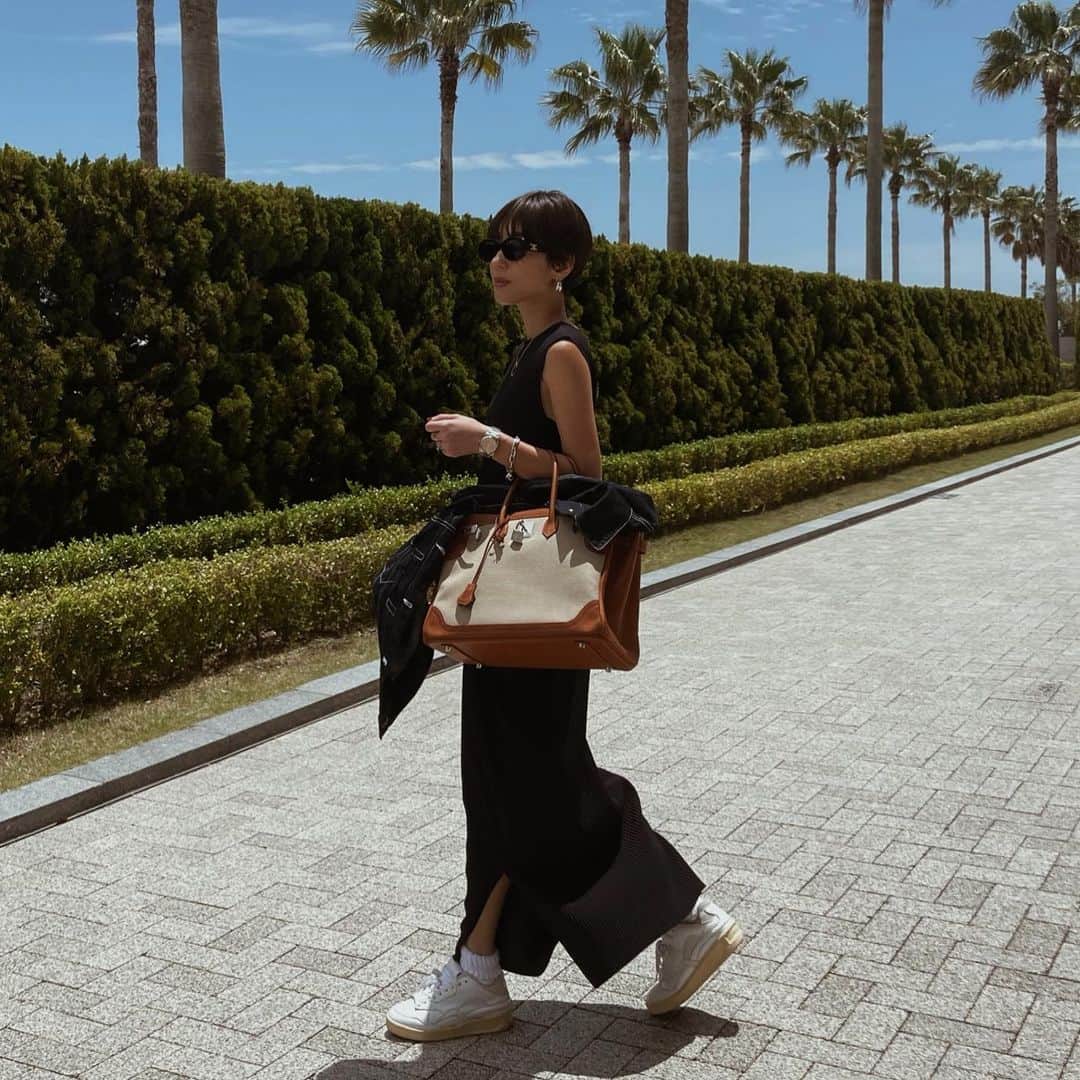 正中雅子のインスタグラム：「pleats dress🌴🌴🌴  おめかししたい時も、手を抜きたい時も どんな気持ちの時も1枚でそれなりになって その時の気持ちにフィットしてくれる夏の相棒🤝  シンプルだから小物使いで色んなシーンに使えて 洗えてシワにならなくて軽くて涼しくて。。。 という優秀ワンピースです♡  1番最後のキャップにビーサンでゆるっといる感じが1番リアルで自分っぽいやつ🐒  #MACHATT #masaco服」