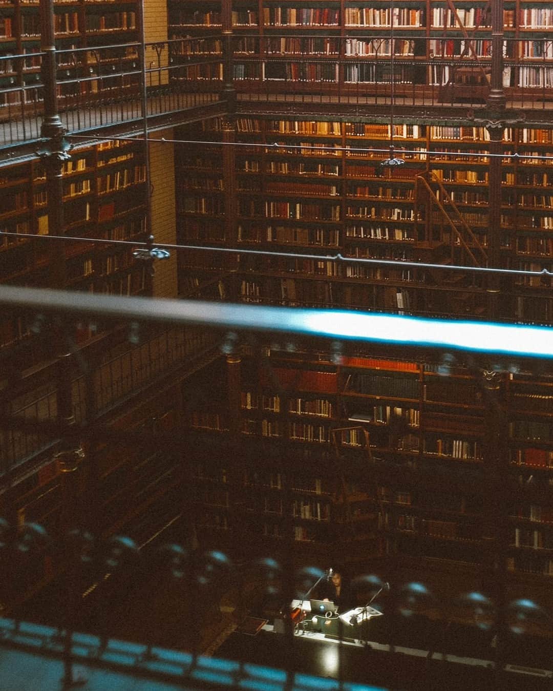 ライカさんのインスタグラム写真 - (ライカInstagram)「A library of books  Books that put thoughts into motion. 🎥  Sharing a corner of treasures,  Bahattin Akgungor (@bahattinakgungor).  #LeicaCamera #Leica #🔴📷」6月5日 23時00分 - leica_camera