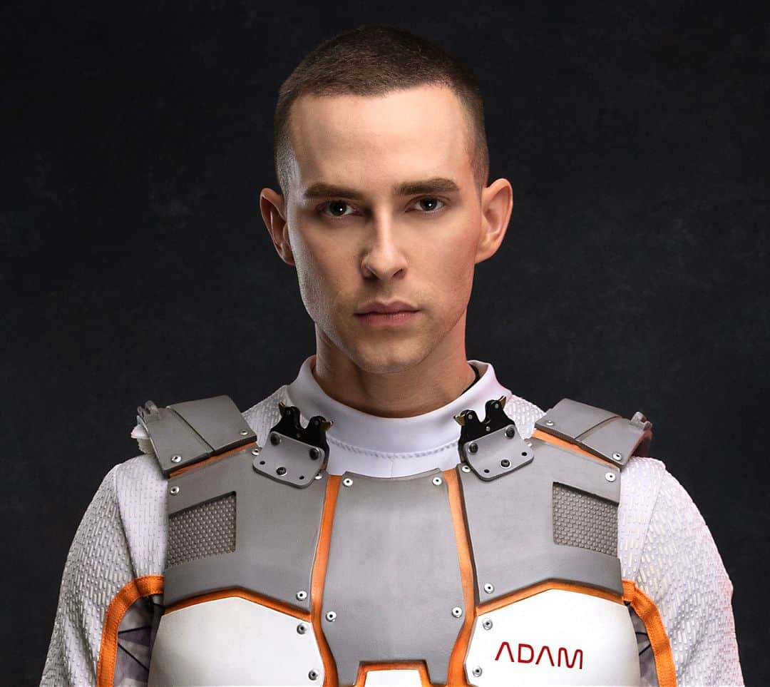 アダム・リッポンのインスタグラム：「When you look at this picture you might see a boy in a space suit costume with a buzz cut and a full face of makeup. When *I* look at this picture I see a man astronaut in a space suit costume with a buzz cut and a full face of makeup WHO WENT TO MARS. It's true. I may have been rejected by NASA and the entire space community because I'm "not qualified" or "aren't you that gay guy I've seen on TV before" but I was welcomed with OPEN ARMS by executives at FOX. I didn't know FOX had a space program but they do. WATCH STARS ON MARS TONIGHT ON FOX!!!」