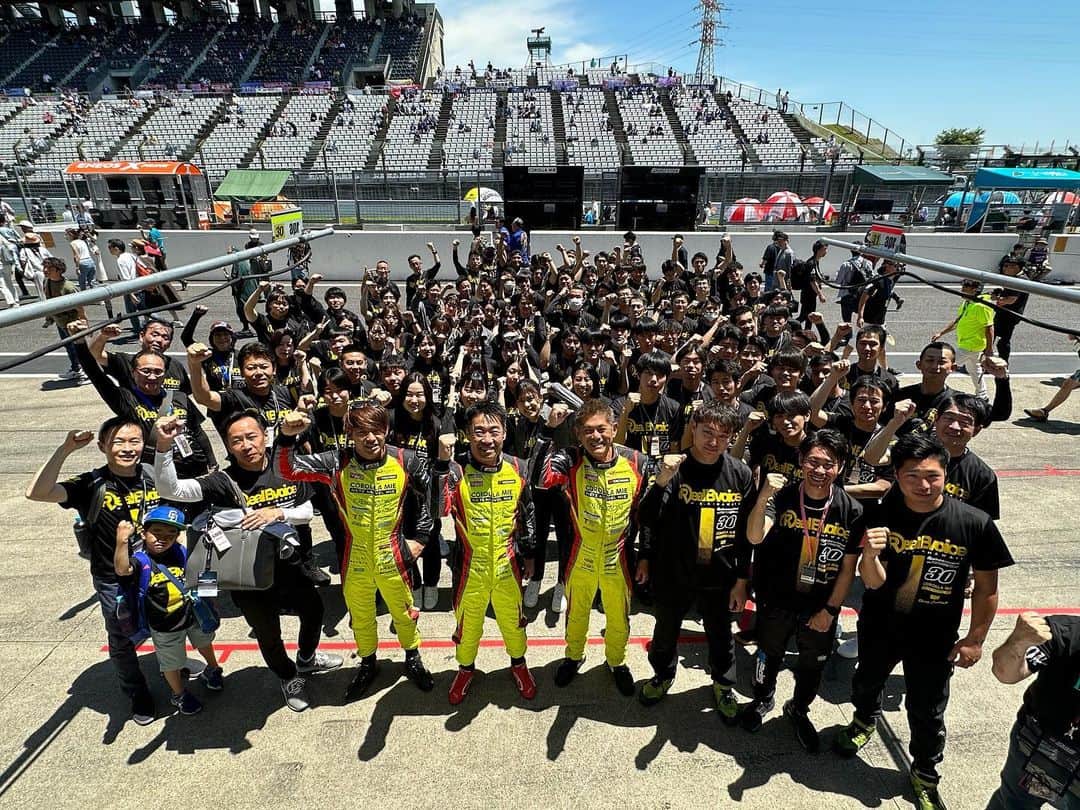 織戸学のインスタグラム：「super GT鈴鹿  レースの結末は、 とても嫌な空気が  私も絡む 大きなクラッシュで終えてしまったが、  とにかく 選手の無事を確認するまで、生きた心地は、全く無かった。  もう同じ思いは2度としたく無い。」