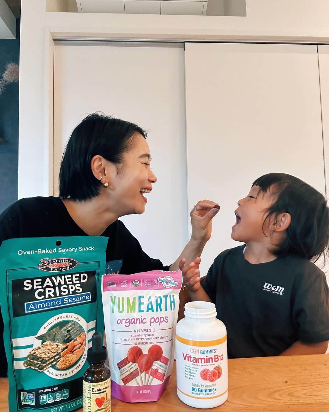 忍舞のインスタグラム：「息子に愛用のiHerb商品をよく聞かれるので 数点だけど紹介します🌱  左から 息子も私もだいすきな飴ちゃん、YumEarthのオーガニックポップ！ 棒付き飴って砂糖や着色が多いものが多くて でも子供は食べたい！ってなるから この飴ちゃんシリーズはかなり愛用しまくり🍭 オーガニック、ヴィーガン、白砂糖なし、天然着色、天然香料なの。 そして美味しいから私も運転中とか口寂しい時とか食べてますww チェリー🍒味がすき。  次はグミサプリ。California Gold NutritionのビタミンB12グミ。 ビタミンB12やその他も補ってくれるサプリ お肉を食べないとB12は摂取しにくくて まぁ他にも海苔やニュートリでとれるけど補えないところはサプリで。 こちらはゼラチンも使ってないし遺伝子組み換えもなし。 もちろん白砂糖も動物成分などもなしで 色も香りも天然🌱 幼稚園行く前に1粒口にいれて出発してます。 息子も美味しいからすき。  次はこちらもかなり愛用な ChildLife Essentialsのエキナセアシロップ 息子がかなり小さい時から使ってます。 免疫力が下がりそうな時期や風邪をひきそうな季節など結構頻繁にあげてて これを見せると息子は口をあーーんってあけてくれるの😂 わたしも飲んでるw 有機栽培の原料で味も天然のオレンジ味 もちろん動物性もなし👍  次は海苔のおやつで、Seapoint Farmsのシーウィードクリスプ💙これは子供も好きだし 大人はおつまみとしてwww他の味も美味しいの！ いつもあれば全ての味買ってるw サックサクの海苔の間にアーモンドセサミが入ってて香ばしくて👍息子は口の周り海苔まみれにしながらぺろり食べ切ってしまうwwwあげるのも罪悪感ゼロだし自分が食べるのもカロリー的に罪悪感なし😭  この4種類はかなりの愛用品です✨家にこれをきらすと焦るww他にも息子に買ってるものあるのでまた紹介します。  iHerbは環境も考慮したものや子供にも安心安全なものも沢山買えるのでだいすきなサイトです❤️  今回愛用しまくりの私から 特別クーポンを出させてもらうことに　　  クーポンコード：MIRAI15 期間：6/30 (火) 0:00まで 条件 :ヴィーガン・乳製品不使用・オーガニック・非遺伝子組み換え・クルエルティフリーの5カテゴリーが8,000円以上で15%オフ  #iherb #アイハーブ #iherb愛用品  #iHerb環境月間 #pr」