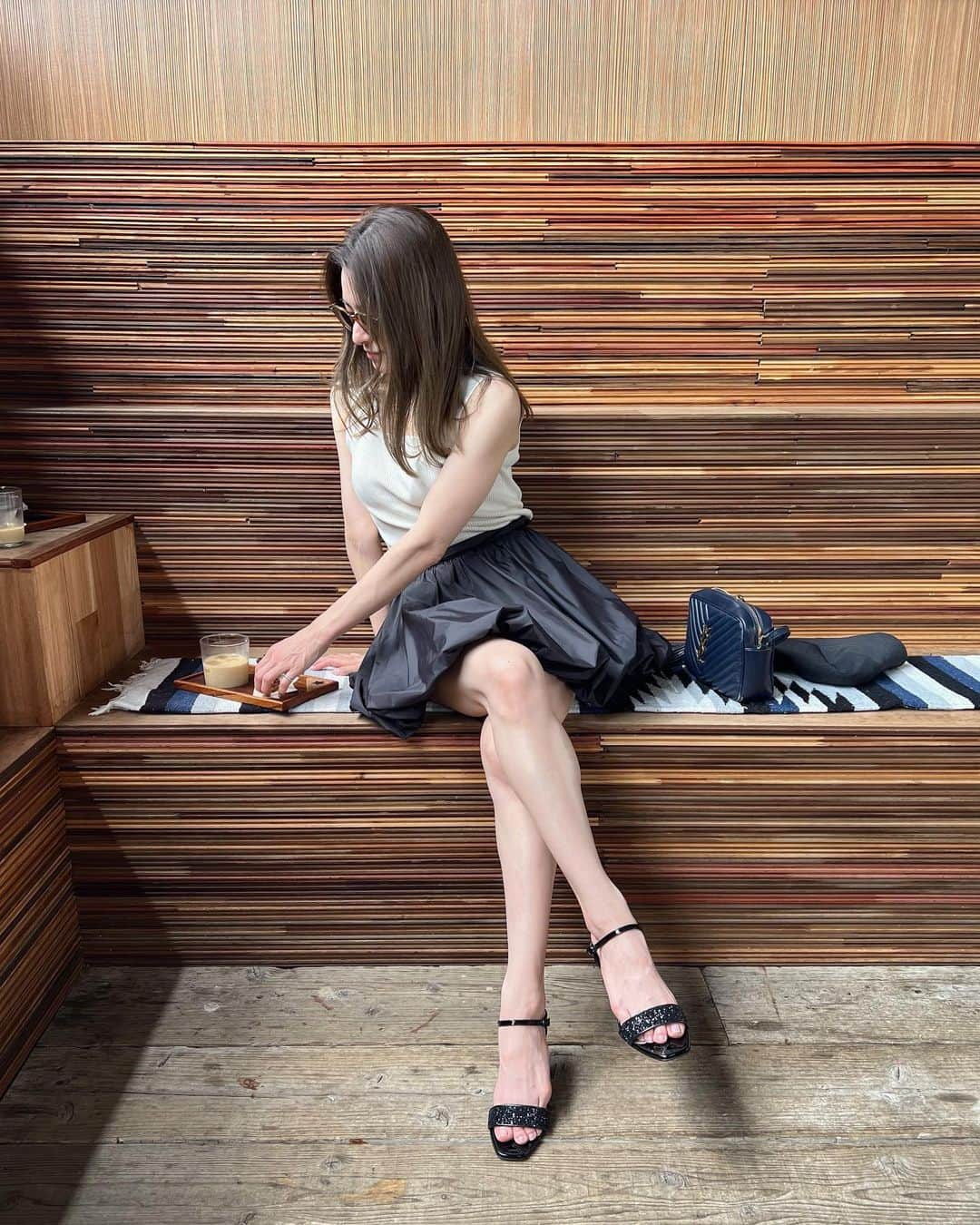 のインスタグラム：「. 行ってみたかったカフェへ☕️  珍しくミニな気分🫶 甘くなりすぎないようにシンプルモノトーンで🤍🖤  Tops… @gu_for_all_  Skirt… @qumerry.official   #qumerry #キュメリ #モノトーンコーデ #夏コーデ #sサイズコーデ #おちびコーデ #低身長コーデ #プチプラコーデ #シンプルコーデ #カフェ巡り #京都カフェ」