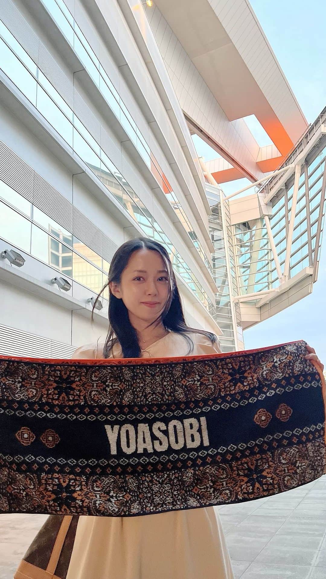 高山璃奈のインスタグラム：「⁡ 初めてYOASOBIのライブに…⭐️ (写真撮影OKでした❤️) ⁡ 会場はもんのすごい熱気に包まれておりました🥰 ⁡ 特に「アイドル」のときが最高潮で 最近「推しの子」を見たばかりの私は 「これはB小町のライブなのか？！」 「ikuraちゃんはひょっとしてアイちゃんなのか？！」 みたいな錯覚が起きました😆笑 ⁡ 名曲たくさん聴けて嬉しかったー❣️ ⁡ やっぱりライブは最高です(≧∀≦) ⁡ #YOASOBI #yoasobi電光石火ツアー #電光石火 #さいたまスーパーアリーナ #推しの子」