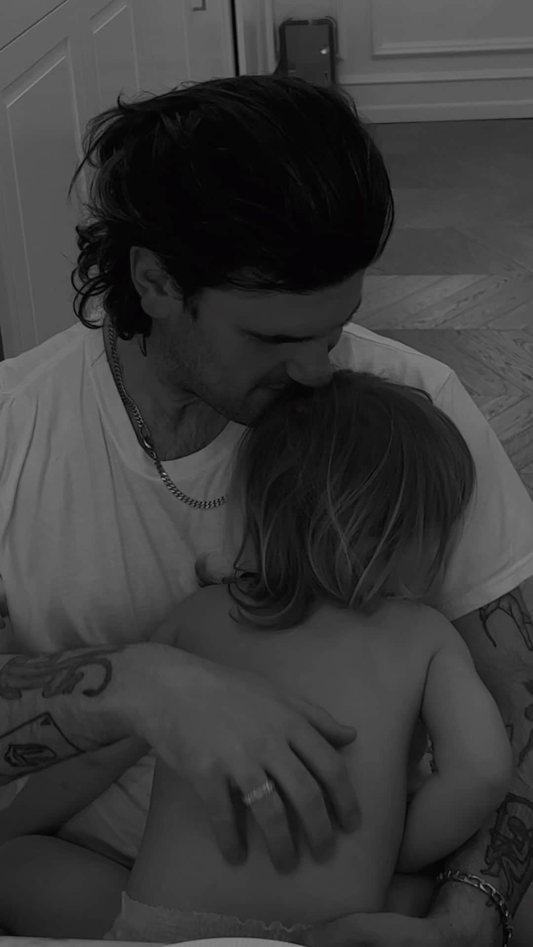 ペニーレ・タイスベックのインスタグラム：「Everything you do shines through ♥️ We love you endlessly @lotko - Happy Father’s Day」