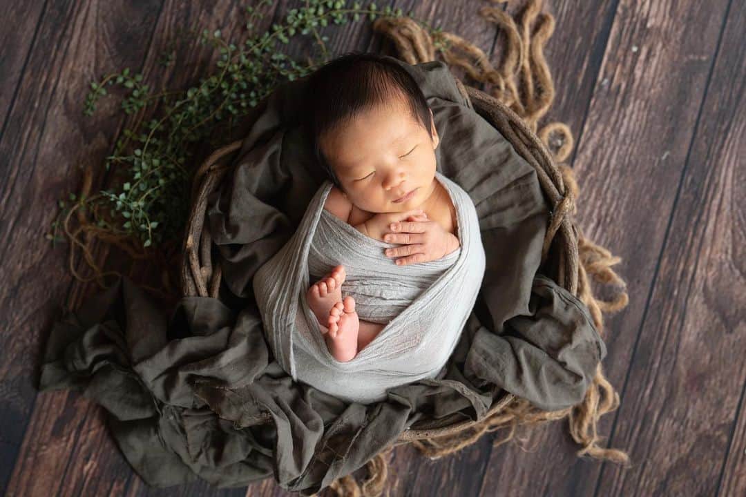 のインスタグラム：「. こういう写真とは無縁でしたが、、小林に息子が産まれました。顔はちょっと似てるかわからないけど、手足がデカいのは似てます。安心してください、ちゃんと結婚もしてますよ。 #子育て頑張ります #載せる予定ではなかったけど #記念ですからね #ニューボーンフォト #キッズ服増えると思います」