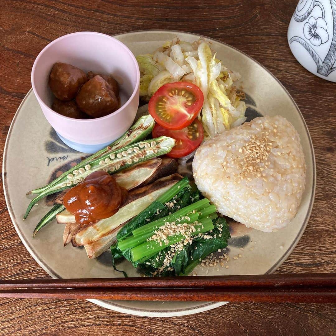 土井コマキのインスタグラム：「#モニコレ !! いつもチェックしてるうっちーのモニコレ投稿。写真に番組ロゴを載せて貰えたのが嬉しい🫶 私が紹介したのは、いつもの野菜焼いただけ、切っただけ、塩揉みしただけ、みたいなプレート😂 #イシイのミートボール が凄いって話と、#TESIO のカレーケチャップが天才って話でした。 #FM802」