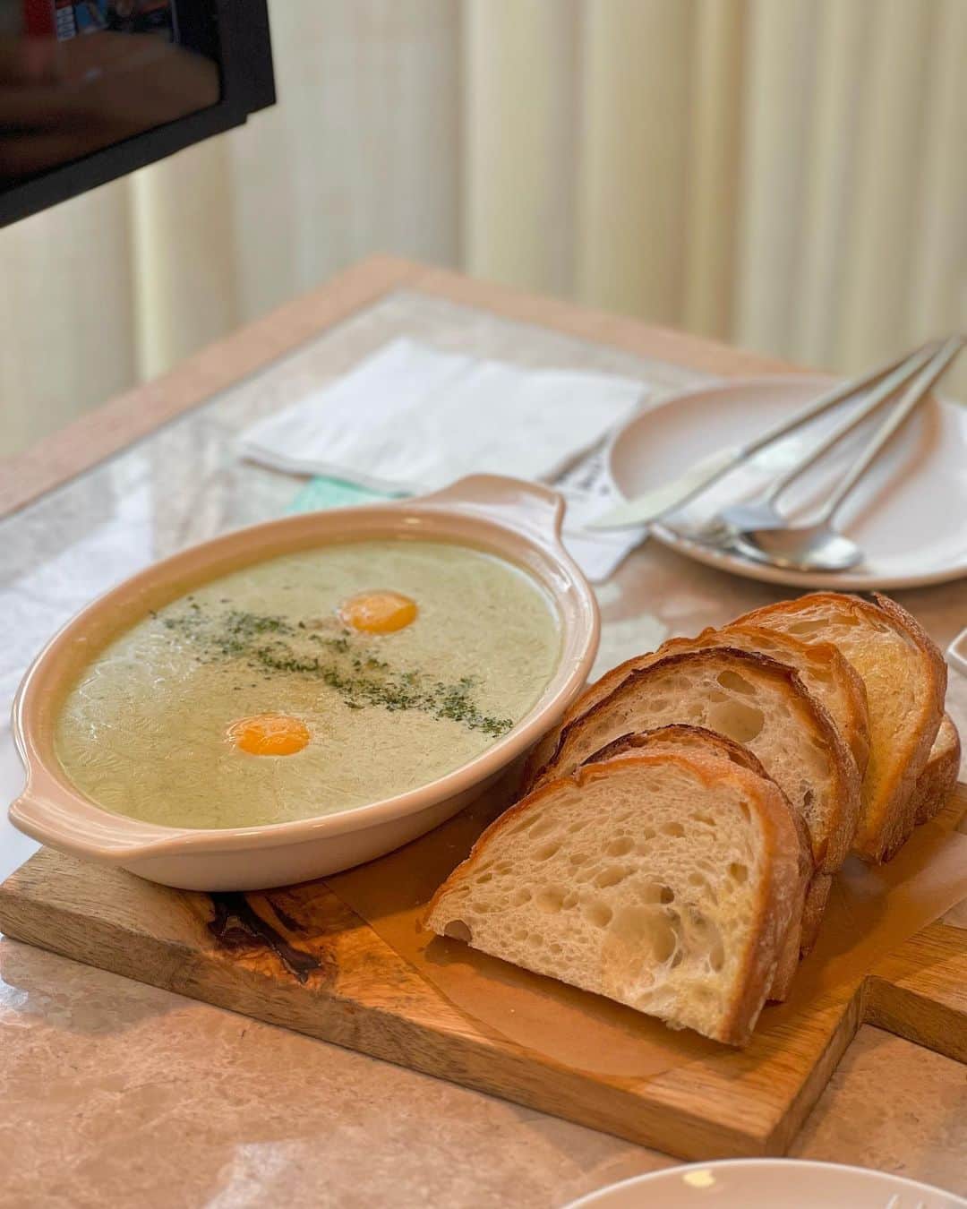 ナム・ボラのインスタグラム：「천사 지은이랑 맛점심💕 지은이는 진짜 하늘에서 내려온 천사가 맞는거 같다🥰」