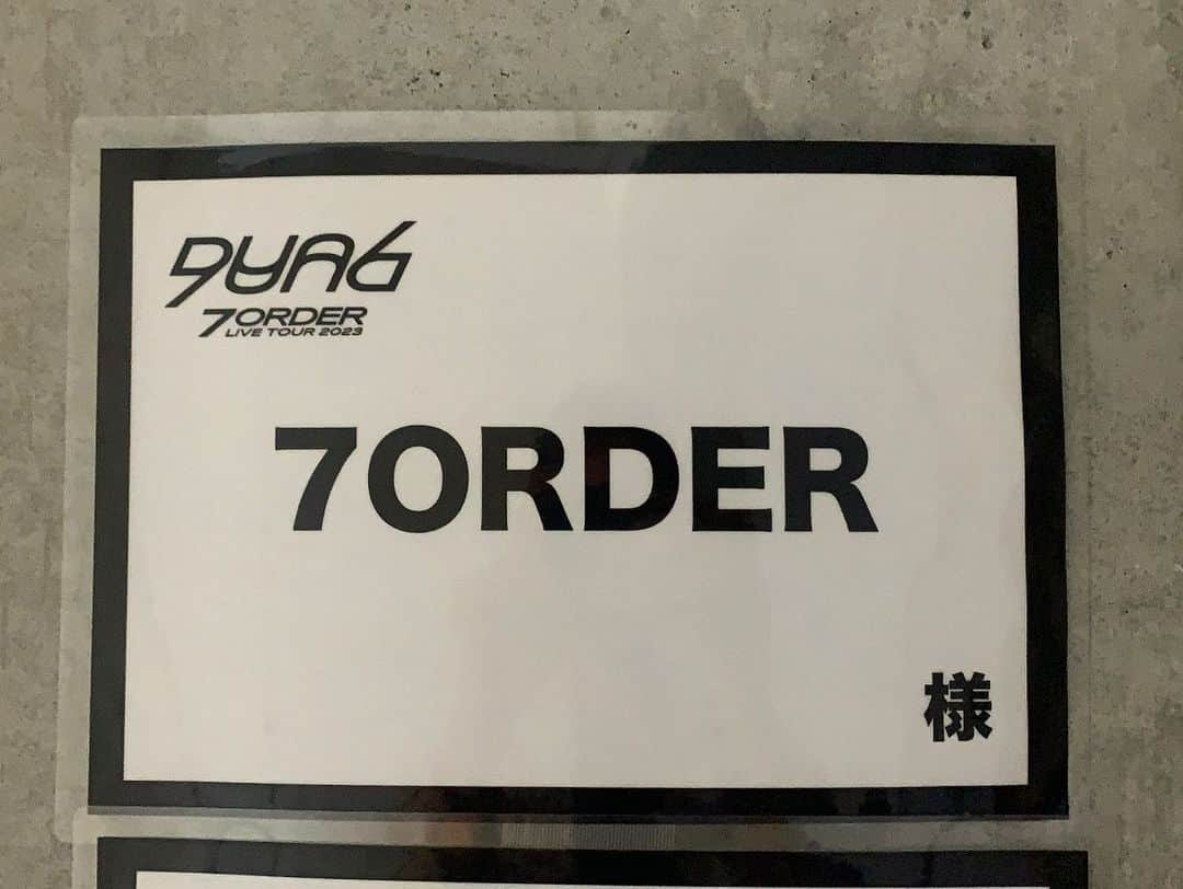 UNOさんのインスタグラム写真 - (UNOInstagram)「7ORDER "DUAL" TOUR 完走！ @7order_project_official   演出・振付として一緒に旅のお供させて頂きました。  一緒にこのライブを創り上げて頂いたファンの皆様。  とてもタイトな制作期間の中、力を貸してくれた振付チーム・アシスタントのみんな。みんながいなかったら、本当に本当にどーなっていたことやら。。  心から頼りになるスーパーマン・スーパーウーマンの皆様。  個性派揃いのツアースタッフの皆様。  そして、共に切磋琢磨し、熱い日々を過ごしてくれた7ORDERメンバー。 あなた方には毎日毎日元気をもらい、毎日毎日進化する姿に驚かされました。いつも有難う。  こんなにも心から惹かれ、腹を割って、肩を組めるチームに出会えて幸せです。宝物です。  紙に色鉛筆で描いた景色や、深夜のリビングで閃いた振付が、ステージにのり全国へ届き、歓声につつまれる。 普段、このように振り返ることがあまりないですが、改めて見返すと、とても不思議な気持ちになります。 色とりどりの個性をもつメンバー・楽曲達と向かい合い、色んな方々のお力をお借りして、素敵な作品たちがうまれました。 どのシーンも愛おしいです。  毎回"最高"を更新してくる彼等とのラリーに日々ワクワクヒリヒリするツアーでした。  こんな素敵な旅にお供させてくれたteam7に改めて感謝。  有難うございました！  Love you all🦖🦖🦖🦖🦖🦖🦖!!!!!!!  #DUALツアーやってますわ」6月5日 23時36分 - unoboooo