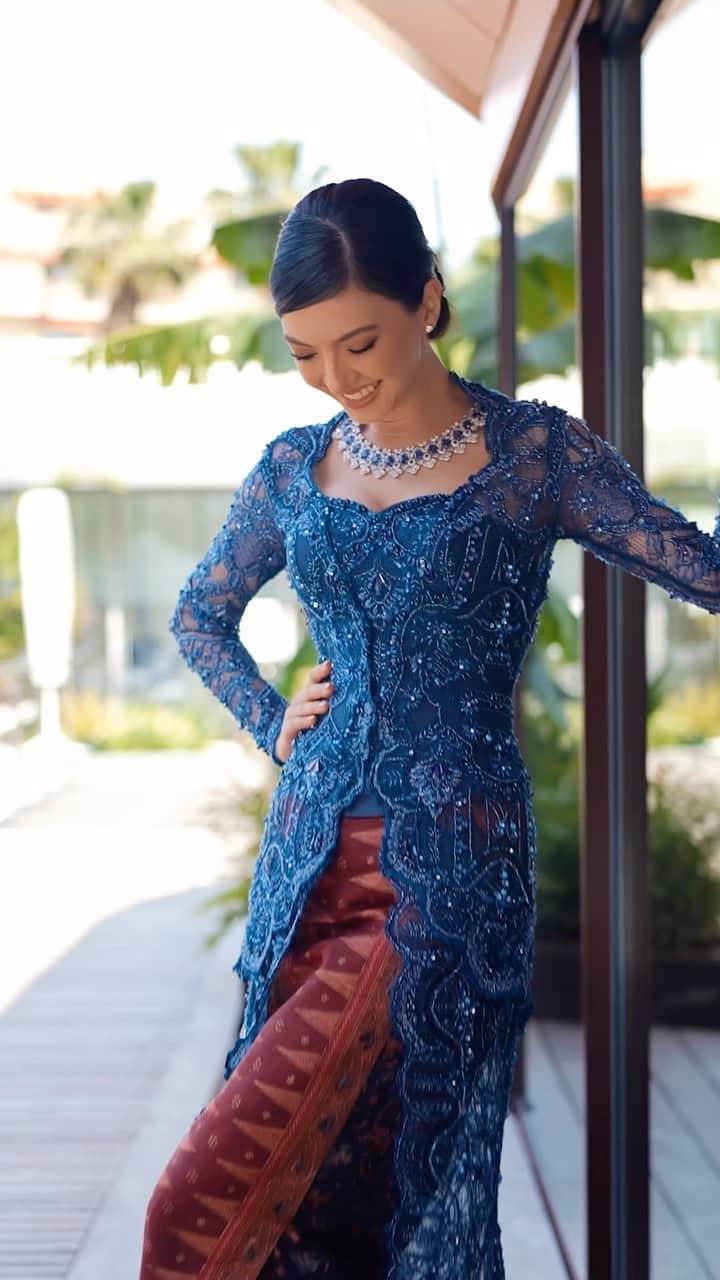 ラライン・シャーのインスタグラム：「More #kebaya spam… last one promise 💙  Video @varvara.film  Jewellery @chopard  Kebaya @maisonbaazcouture」