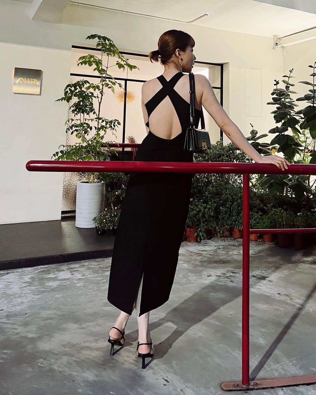 謝琦琦（Kiki）のインスタグラム：「主廚的幽默實在可愛 @seletti 的盤子也是😍  Dress/ @no.11official 明天上架 內建胸墊的洋裝 這個夏天一起拋棄內衣吧 Sandals/ @therow」