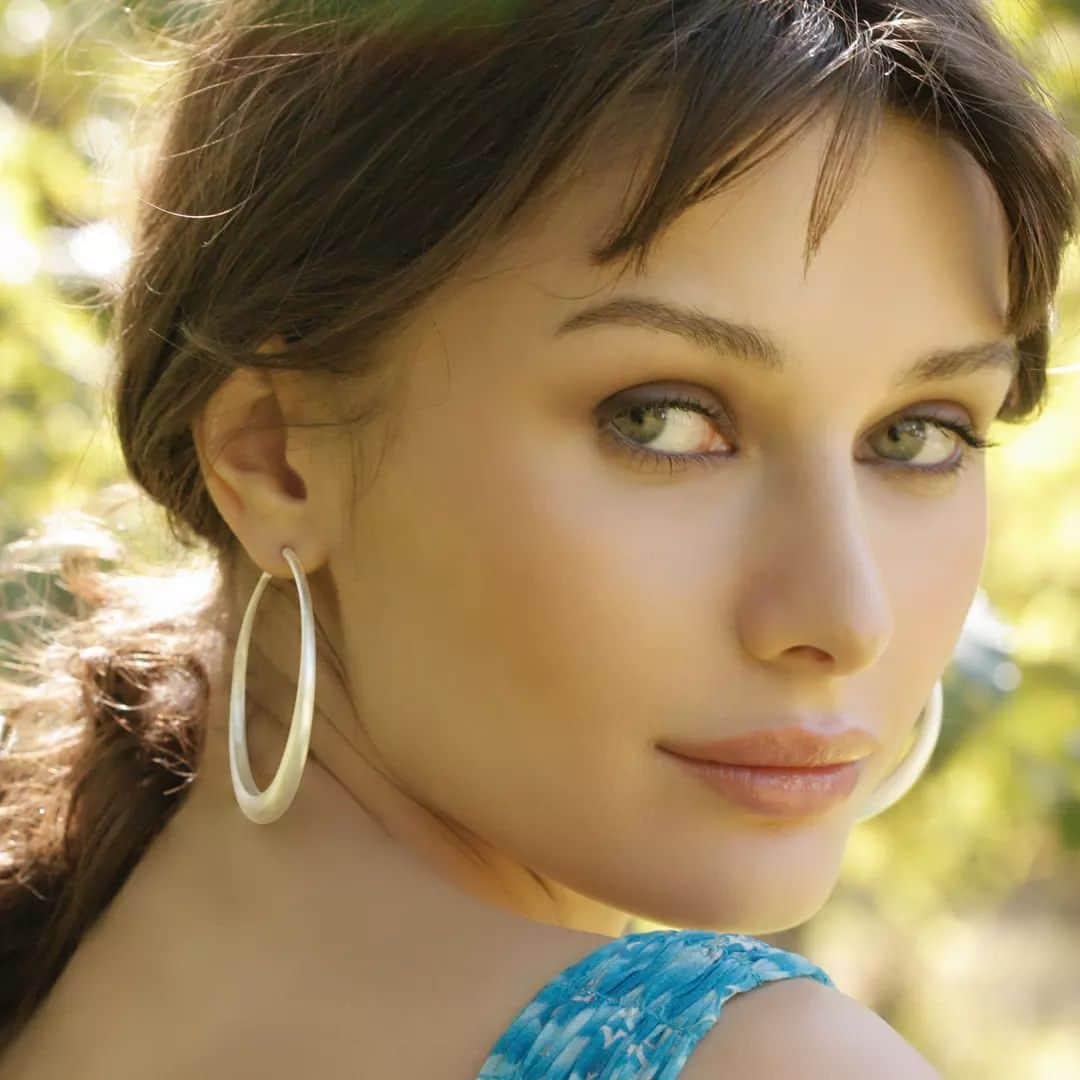 ミーアンドローさんのインスタグラム写真 - (ミーアンドローInstagram)「These luscious handmade hoops hang heavier at the center while floating lightly away at their ends. Made of recycled sterling silver, their graduating line is powerfully imbued with a classic rhythm and simple geometry.」6月5日 23時35分 - meandrojewelry