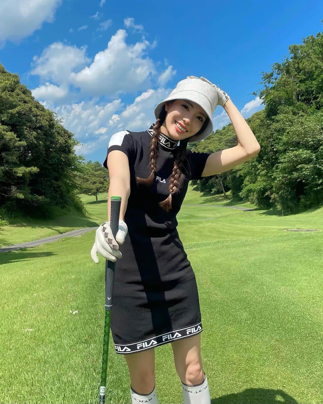 Aoiさんのインスタグラム写真 - (AoiInstagram)「お天気ゴルフ！☀️ なんか構図のせいか魚眼レンズで撮ってるような仕上がり🔥  23SSの　@filagolf_jp のワンピースを着ましたが かっこいいとかわいいの中間アイテムって嬉しい🧢 今季もFILAGOLFクルーとして良いアイテムをたくさん発信していくのでよろしくお願いします🐶  この時期のゴルフは本当に気持ちよくて何度でも行きたくなりますね🌸 暑さが本格化する前にゴルフ楽しむぞー🏌️‍♀️  #fila#fillagolf #lenan #フィラ #フィラゴルフ#ルナン #ゴルフ#ゴルフ女子 #ゴルフウェア #ゴルフコーデ #ゴルフ好きな人と繋がりたい #ゴルフ初心者 #スポーツ女子 #夏ゴルフ #冬ゴルフコーデ#ゴルフウェアレディース#韓国ゴルフ」6月5日 23時35分 - aoioa