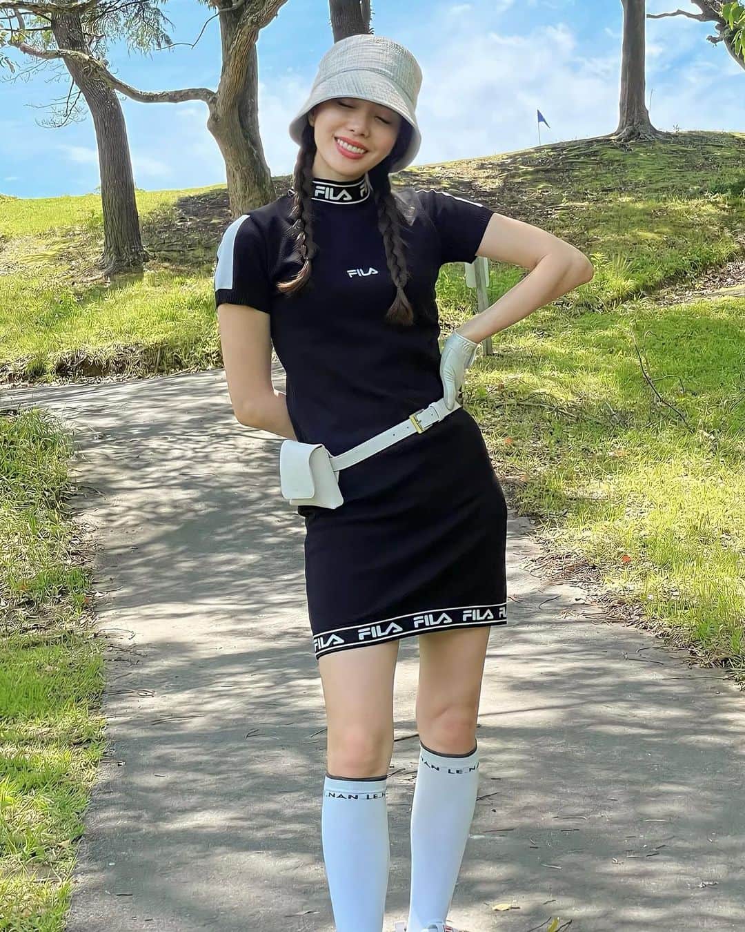 Aoiさんのインスタグラム写真 - (AoiInstagram)「お天気ゴルフ！☀️ なんか構図のせいか魚眼レンズで撮ってるような仕上がり🔥  23SSの　@filagolf_jp のワンピースを着ましたが かっこいいとかわいいの中間アイテムって嬉しい🧢 今季もFILAGOLFクルーとして良いアイテムをたくさん発信していくのでよろしくお願いします🐶  この時期のゴルフは本当に気持ちよくて何度でも行きたくなりますね🌸 暑さが本格化する前にゴルフ楽しむぞー🏌️‍♀️  #fila#fillagolf #lenan #フィラ #フィラゴルフ#ルナン #ゴルフ#ゴルフ女子 #ゴルフウェア #ゴルフコーデ #ゴルフ好きな人と繋がりたい #ゴルフ初心者 #スポーツ女子 #夏ゴルフ #冬ゴルフコーデ#ゴルフウェアレディース#韓国ゴルフ」6月5日 23時35分 - aoioa