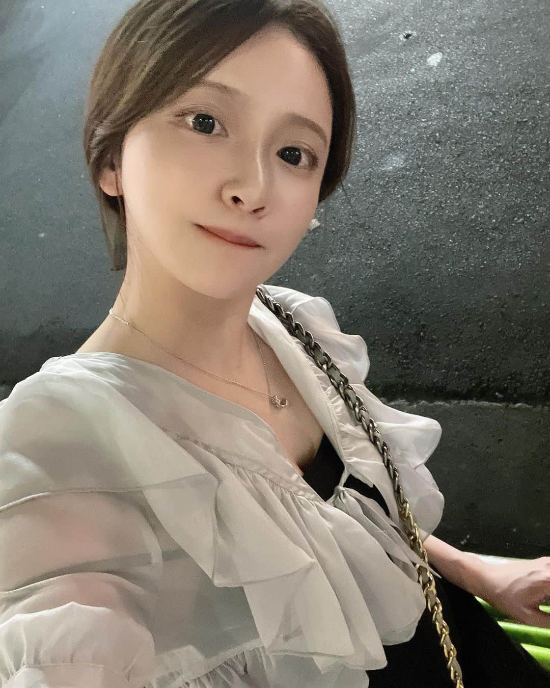 のインスタグラム：「西荻窪😌📷  駅前の紀伊國屋に、にぃだしぜんしゅ置いてあってすかさず買った🍶🫶🏻燗にするのがおすすめ✨  なんか今朝久しぶりに怖い夢を見て🫨夢なのにすんごい疲れた😂 力すんごい入ってて脚パンパンですし、今日は良く眠れますように！！！  あとストーリーに載せたボトックスは、どこに打ちましたかというdm頂きまして。  昔から食いしばりをよくするせいでエラが本当によく張るので、杉浦先生にエラのボトックスお願いしました！  むかーしエラボトックスで口角あがらなくなる失敗をしたことがあり、半年くらい辛かったので、やはり先生は上手な方におねがいするべきだなと痛感してます。、💉💆🏻‍♀️  @thc.drsr  @tokyo_hills_clinic   手つきから違うのよ。🥹  さておやすみ🌙」
