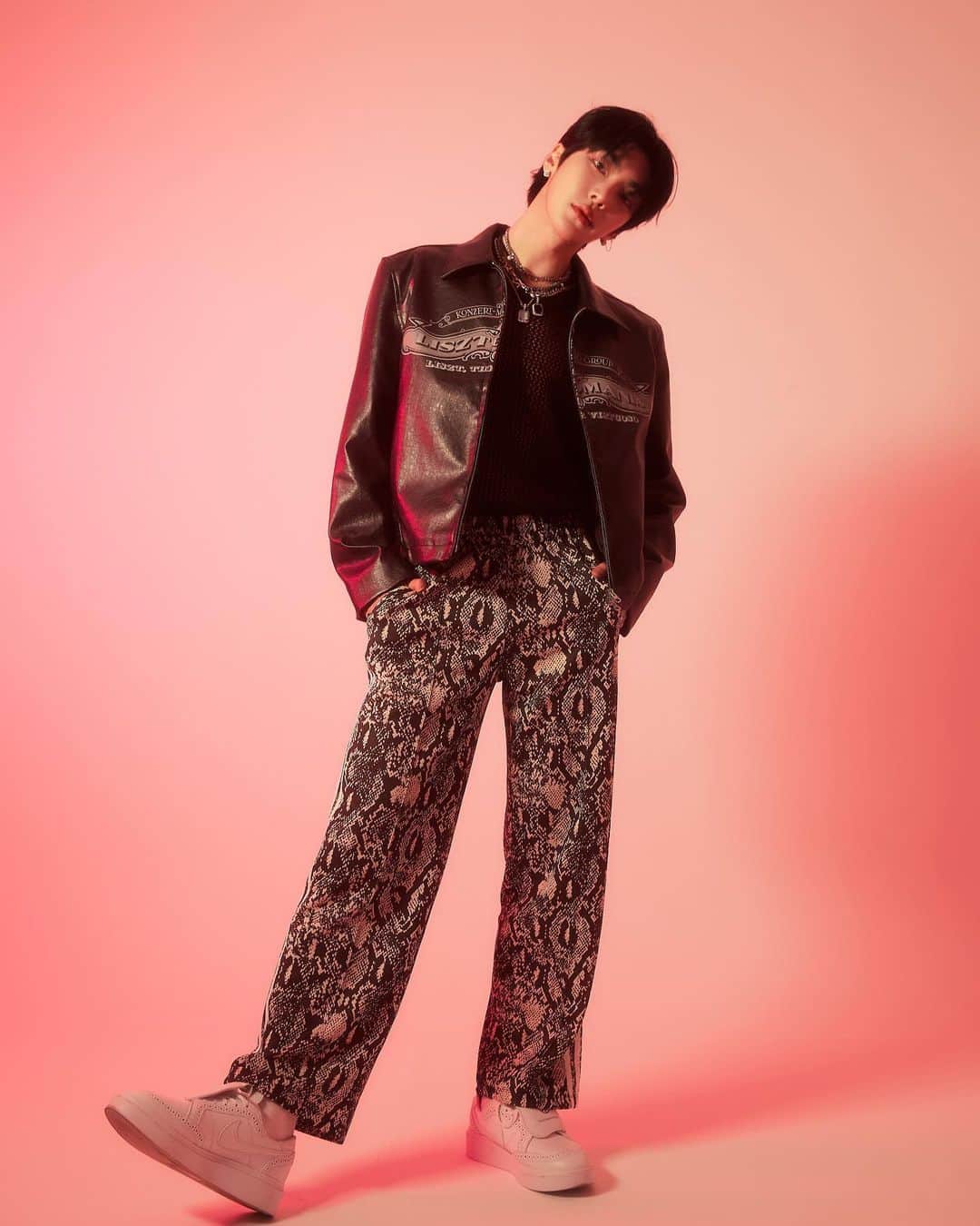 유희도のインスタグラム：「chic chic  . . Photo : @jeong_yunseong90  Hair : @yunjihyeonana Make up : @0z0ji_  Stylist : @ons.ing」