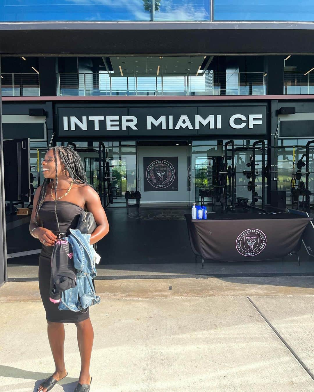 アシャ・フィリップさんのインスタグラム写真 - (アシャ・フィリップInstagram)「THANK YOU @intermiamicf for the very warm welcome 💖⚽️  I can’t wait to come back! @davidbeckham holla when you’re next in town 😆😅  📍Club Internacional de Fútbol Miami  🏟️ DRV PNK Stadium  cc: @gatewaysportsgroup  #miami #football #soccer #mls #hospitality #pitchside #intermiami #fútbol」6月5日 23時39分 - missashaphilip