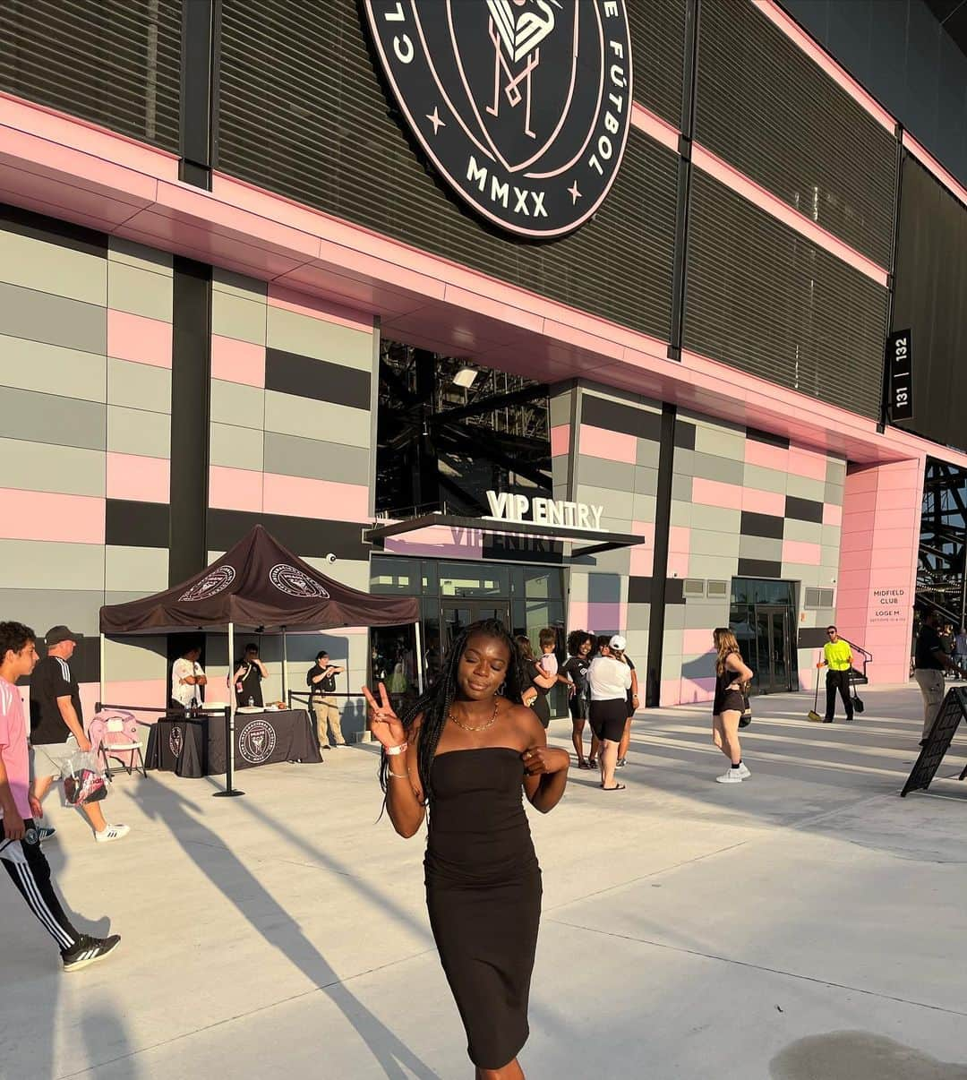 アシャ・フィリップのインスタグラム：「THANK YOU @intermiamicf for the very warm welcome 💖⚽️  I can’t wait to come back! @davidbeckham holla when you’re next in town 😆😅  📍Club Internacional de Fútbol Miami  🏟️ DRV PNK Stadium  cc: @gatewaysportsgroup  #miami #football #soccer #mls #hospitality #pitchside #intermiami #fútbol」