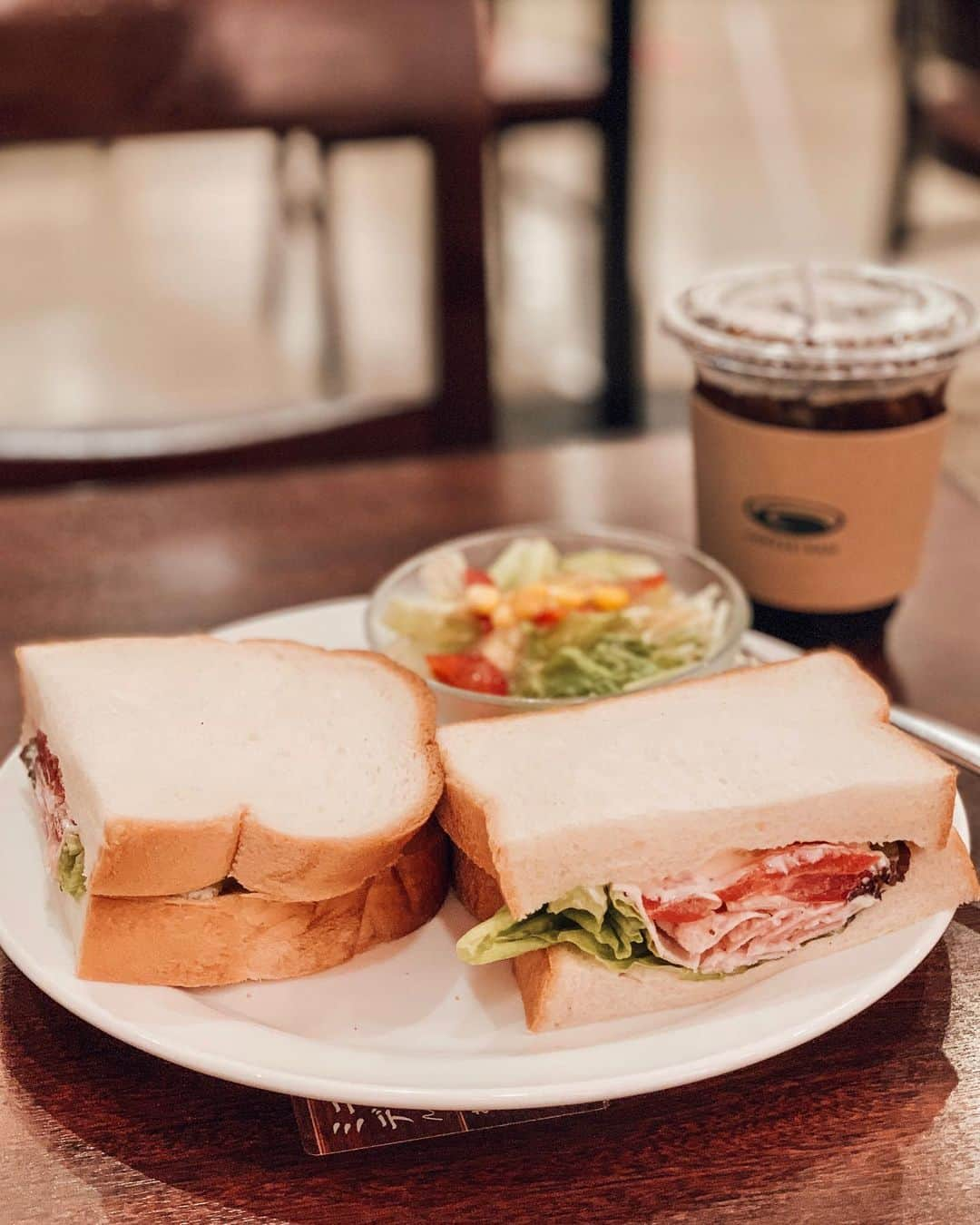 神林真里さんのインスタグラム写真 - (神林真里Instagram)「@coffeekan_official でおひとりさまランチ😋 店内の雰囲気落ち着いてるし、コーヒー美味しいから好き🫶☕️  5月18日(木)から新発売されたトリュフ香るパストラミポークのサンドイッチ食べたよん😋 出来立て、ふわふわのパン、トリュフの香り、食べ応えもあって美味しかった！  サンドイッチフェア開催してるのでチェックしてね✔️  ◼︎サンドイッチフェア 開催期間:  5/18(木) - 6/30(金) お会計毎に割引スクラッチカードを1枚プレゼント。 カード有効期限は、8/31(木) 次回お会計時、計6つの対象のサンドイッチが200円引き、100円引き、50円引きとなります。（対象サンドイッチのみ）  ◼︎トリュフ香るパストラミポークのサンドイッチ　  単品790円※サラダ付き ランチセット1,160円  #カフェランチ #カフェ #渋谷カフェ #サンドイッチランチ #アイスコーヒー好き #sponsored #珈琲館 #喫茶店 #レトロ喫茶 #サンドイッチ #おひとりさまランチ #サンドイッチ好きな人と繋がりたい #ゆっくりできるカフェ #cofeekan #tokyocafe #retrocafe #sandwich #lunchtime #sandwichlover #icecoffeeaddict #japanesesandwich」6月5日 23時40分 - maripo_jp