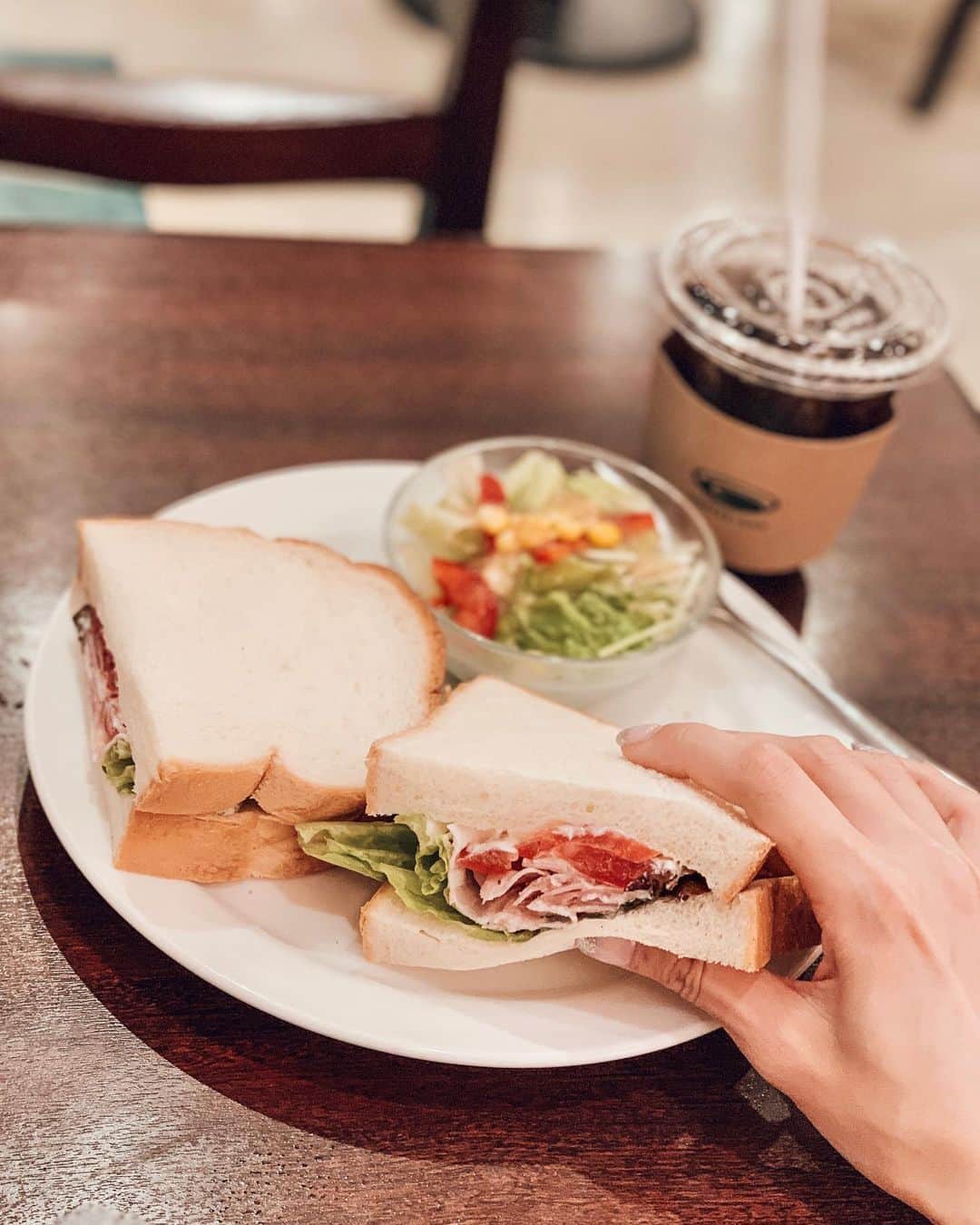 神林真里さんのインスタグラム写真 - (神林真里Instagram)「@coffeekan_official でおひとりさまランチ😋 店内の雰囲気落ち着いてるし、コーヒー美味しいから好き🫶☕️  5月18日(木)から新発売されたトリュフ香るパストラミポークのサンドイッチ食べたよん😋 出来立て、ふわふわのパン、トリュフの香り、食べ応えもあって美味しかった！  サンドイッチフェア開催してるのでチェックしてね✔️  ◼︎サンドイッチフェア 開催期間:  5/18(木) - 6/30(金) お会計毎に割引スクラッチカードを1枚プレゼント。 カード有効期限は、8/31(木) 次回お会計時、計6つの対象のサンドイッチが200円引き、100円引き、50円引きとなります。（対象サンドイッチのみ）  ◼︎トリュフ香るパストラミポークのサンドイッチ　  単品790円※サラダ付き ランチセット1,160円  #カフェランチ #カフェ #渋谷カフェ #サンドイッチランチ #アイスコーヒー好き #sponsored #珈琲館 #喫茶店 #レトロ喫茶 #サンドイッチ #おひとりさまランチ #サンドイッチ好きな人と繋がりたい #ゆっくりできるカフェ #cofeekan #tokyocafe #retrocafe #sandwich #lunchtime #sandwichlover #icecoffeeaddict #japanesesandwich」6月5日 23時40分 - maripo_jp