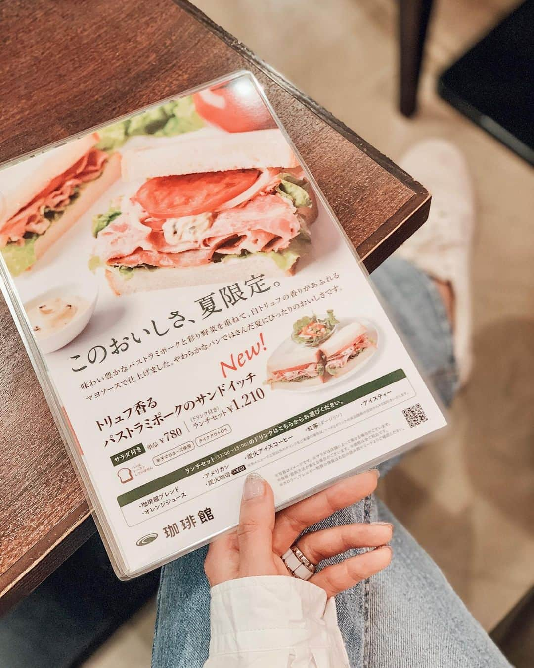 神林真里さんのインスタグラム写真 - (神林真里Instagram)「@coffeekan_official でおひとりさまランチ😋 店内の雰囲気落ち着いてるし、コーヒー美味しいから好き🫶☕️  5月18日(木)から新発売されたトリュフ香るパストラミポークのサンドイッチ食べたよん😋 出来立て、ふわふわのパン、トリュフの香り、食べ応えもあって美味しかった！  サンドイッチフェア開催してるのでチェックしてね✔️  ◼︎サンドイッチフェア 開催期間:  5/18(木) - 6/30(金) お会計毎に割引スクラッチカードを1枚プレゼント。 カード有効期限は、8/31(木) 次回お会計時、計6つの対象のサンドイッチが200円引き、100円引き、50円引きとなります。（対象サンドイッチのみ）  ◼︎トリュフ香るパストラミポークのサンドイッチ　  単品790円※サラダ付き ランチセット1,160円  #カフェランチ #カフェ #渋谷カフェ #サンドイッチランチ #アイスコーヒー好き #sponsored #珈琲館 #喫茶店 #レトロ喫茶 #サンドイッチ #おひとりさまランチ #サンドイッチ好きな人と繋がりたい #ゆっくりできるカフェ #cofeekan #tokyocafe #retrocafe #sandwich #lunchtime #sandwichlover #icecoffeeaddict #japanesesandwich」6月5日 23時40分 - maripo_jp