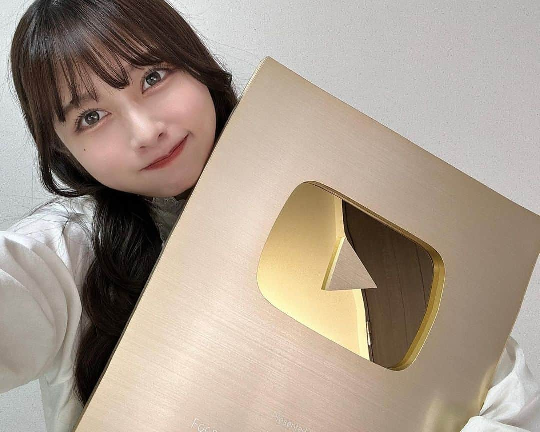 ななこのインスタグラム：「本日25歳になりました！！ そして、YouTube活動してて最大のお知らせになる今後の活動についてのご報告もさせていただきました 正直この報告をする私をファンのみんなに受け入れてもらえるのかすごく不安で、ずっと緊張していたので、動画のコメント欄が暖かくて幸せを感じています！！いつもありがとう！！ 自分は今が最高に幸せだし、今の自分も大好き、守りたいものもたくさんあるからこそ、報告に緊張していたんだけどね、  詳しくは動画でお話しさせていただきましたが、私は今年の9月から来年の初め頃まで、オーストラリアに留学します🐨 普段美容情報を発信してる私と留学ってあんまり結びつかないものかもしれないけど、4年前から決めていて、今日報告することもずっと決めていました！  英語は全くできないので不安しかないんだけど、海外の文化を知ってもっといろんな美しさや価値観に触れたい！ そして世界を知った上で日本や岐阜を愛したいな〜って思っています  今年も体力や能力環境など私の持ってる全てのカードを使って人生を楽しみます  そしてYouTubeを通してもっとたくさんのことを共有します！！ YouTubeは私の人生なので、久しぶりに金の盾と一緒に写真撮ったよ！！！  24歳もいろんな経験をしたけど、今年も最高の1年でした 24年間も幸せに生きて来れて、そしてこんなにもたくさんのみんなにお祝いしてもらって最高に幸せだあ！！  そして日本を旅立つ前に、7/17と8/11、そして6月のどこかでイベントをします！！ 詳しくはななこラジオのツイッターと、今後更新されるストーリーチェックしてね！！  YouTubeではたくさん語ったので、インスタはこの辺で、、！！ ぜひYouTubeもチェックしてね！魂込めました🫶気合い‼️」