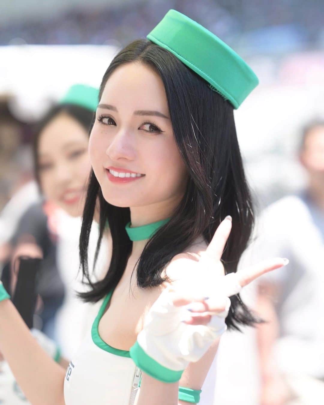 五十嵐みさのインスタグラム：「. 同じ日💭 . #SUPERGT#スーパーGT#埼玉トヨペット#greenbrave#埼玉トヨペットサポーターズ#レースクイーン#racequeen#サーキット#モータースポーツ#鈴鹿サーキット#一眼レフ#ポートレート#コスチューム#黒髪#暗髪#撮影#撮影会」