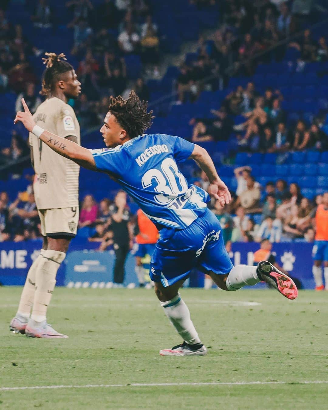 RCDエスパニョールのインスタグラム：「⭐️ Primer gol de @lucakoleosho a @laliga! Som #planterRCDE 🤍💙 #EspanyolAlmeria」