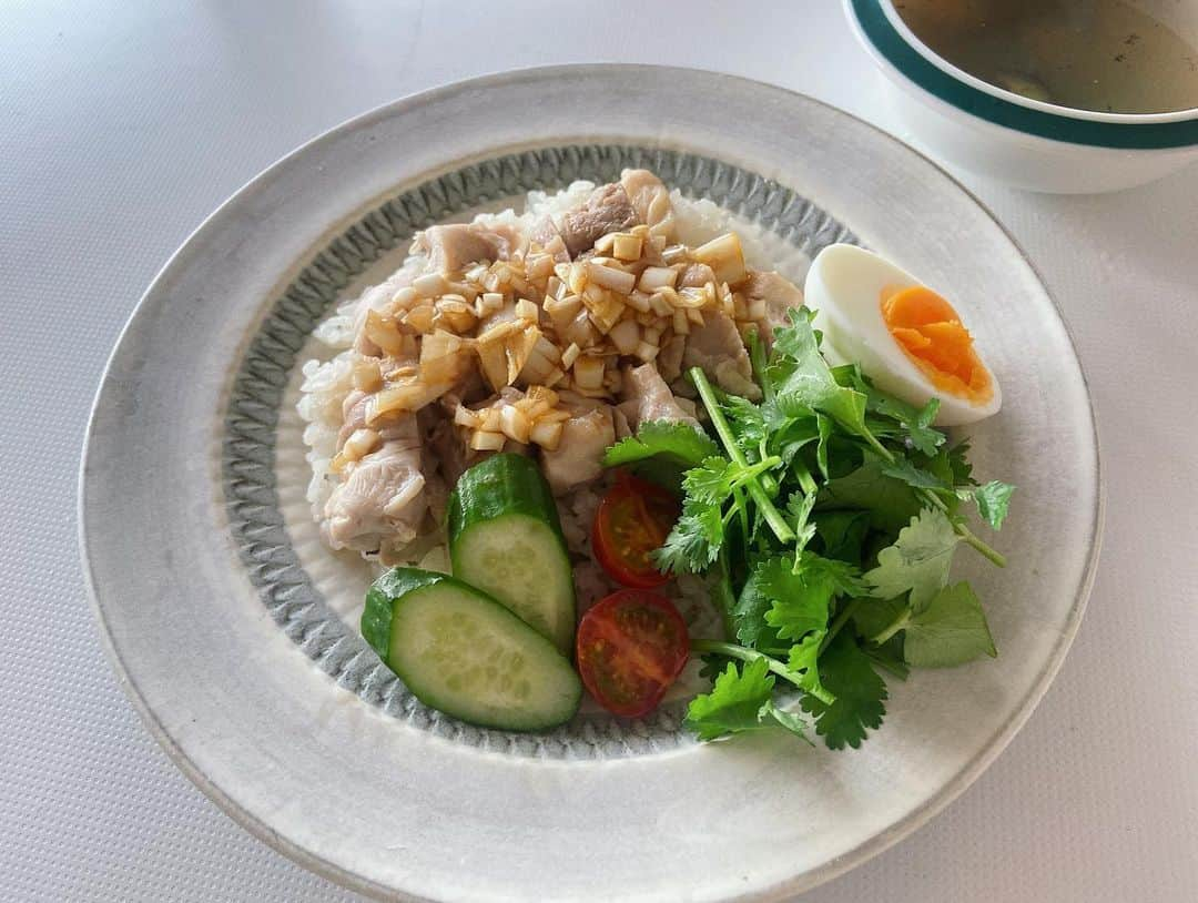 菅原沙樹さんのインスタグラム写真 - (菅原沙樹Instagram)「最近の旦那ご飯👨🏻‍🍳いつも美味しくて楽しい週末ごちそうさま🙏 のどぐろのポワレ、 のどぐろの炙りと甘海老の昆布じめ、 白レバームース、 ハマグリのアメリケーヌソース、 ケールとアボカドのサラダ、 海南鶏飯、 鯛茶漬け、 生ラムのランプステーキ、 砂肝とそら豆とうずらのアヒージョ、 カブのロースト、 わらびとホッキ貝のひものマヨネーズからすみ和え、 メロンと生ハムとブッラータ、 ケールとキウイのサラダ、 イトヨリダイと真アジとホッキ貝のお刺身。 #トーキョー旦那ご飯 #トーキョー家族ご飯」6月5日 23時47分 - saki313apo