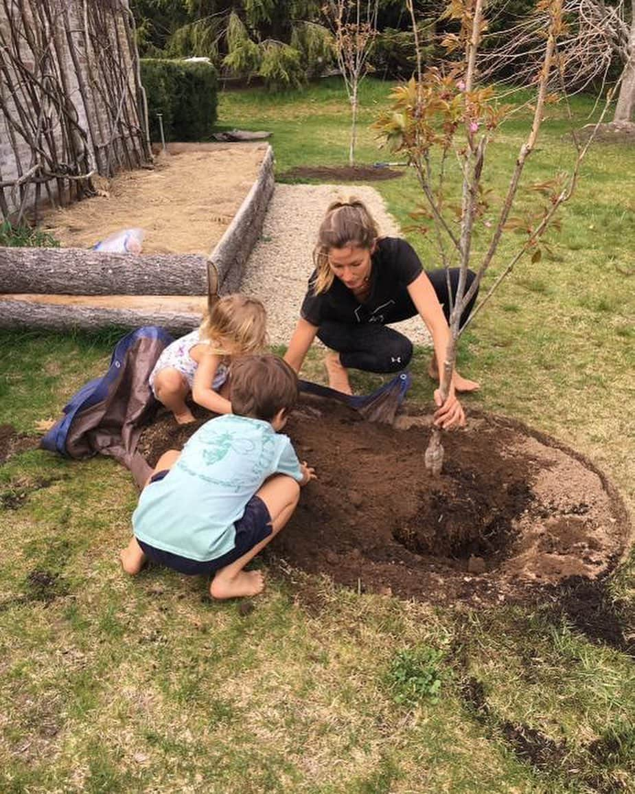 ジゼル・ブンチェンさんのインスタグラム写真 - (ジゼル・ブンチェンInstagram)「Mother Nature is our greatest teacher. She shows us that everything is interconnected and interdependent. Her power comes from her diversity and it depends on it for its  survival. Just like with people, our differences are our strengths, and we get stronger when we work together.  Nature doesn’t judge or divide. She nurtures. She reminds us that every form of life is sacred, and important, and has its own special role in creating balance, so all of life can flourish. Nature has the answers--and by observing her, and mirroring back her example, we can all thrive. This is our home, and our choices create our future.  #WorldEnvironmentDay 🌳❤️ 🌎  A Mãe Natureza é a nossa maior professora. Ela nos mostra que tudo está interligado, interconectado. Seu poder vem de sua diversidade e ela depende disso para sobreviver. Assim como com as pessoas, nossas diferenças nos complementam e nos tornamos mais fortes quando trabalhamos juntos. A natureza não julga ou divide. Ela nutre. Ela nos lembra que toda forma de vida é sagrada e importante, e tem seu papel fundamental para trazer equilíbrio para que toda a vida possa florescer. A natureza tem muitas respostas - e, observando-a e seguindo seu exemplo, podemos todos prosperar. Esta é a nossa casa - e as nossas escolhas criam nosso futuro. #DiaMundialdoMeioAmbiente」6月5日 23時49分 - gisele