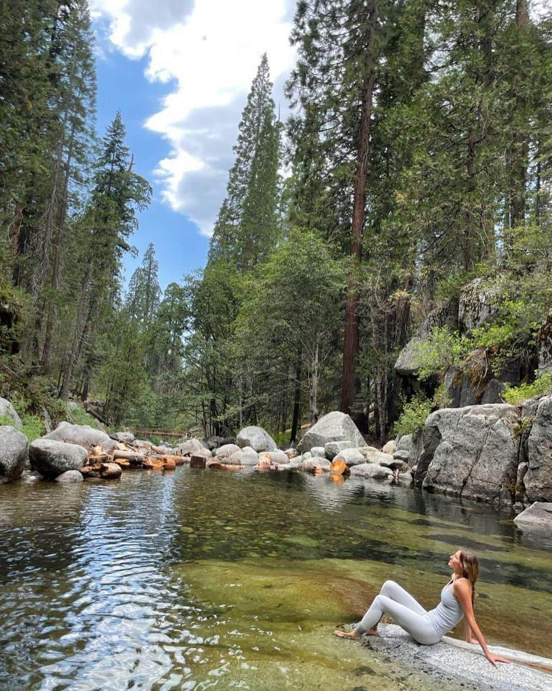 ジゼル・ブンチェンさんのインスタグラム写真 - (ジゼル・ブンチェンInstagram)「Mother Nature is our greatest teacher. She shows us that everything is interconnected and interdependent. Her power comes from her diversity and it depends on it for its  survival. Just like with people, our differences are our strengths, and we get stronger when we work together.  Nature doesn’t judge or divide. She nurtures. She reminds us that every form of life is sacred, and important, and has its own special role in creating balance, so all of life can flourish. Nature has the answers--and by observing her, and mirroring back her example, we can all thrive. This is our home, and our choices create our future.  #WorldEnvironmentDay 🌳❤️ 🌎  A Mãe Natureza é a nossa maior professora. Ela nos mostra que tudo está interligado, interconectado. Seu poder vem de sua diversidade e ela depende disso para sobreviver. Assim como com as pessoas, nossas diferenças nos complementam e nos tornamos mais fortes quando trabalhamos juntos. A natureza não julga ou divide. Ela nutre. Ela nos lembra que toda forma de vida é sagrada e importante, e tem seu papel fundamental para trazer equilíbrio para que toda a vida possa florescer. A natureza tem muitas respostas - e, observando-a e seguindo seu exemplo, podemos todos prosperar. Esta é a nossa casa - e as nossas escolhas criam nosso futuro. #DiaMundialdoMeioAmbiente」6月5日 23時49分 - gisele