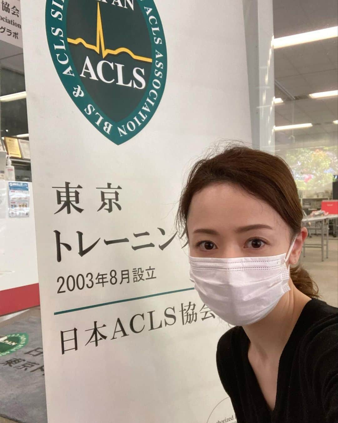 丸田佳奈さんのインスタグラム写真 - (丸田佳奈Instagram)「週末はACLS受講。  金曜日の帰りの新幹線が止まりまして、都内に戻って来れず。 翌朝の始発を待ちましたが始発も動かず。 朝の飛行機で戻り、 羽田空港からそのままトレーニングラボに向かいました。  ゴゴスマ東国原さん、ご心配おかけしました。 無事戻ってまいりました。  #ACLS #AHA #心肺蘇生法講習 #ゴゴスマ #gogosmile  #東国原 さん」6月5日 23時51分 - kanamaruta