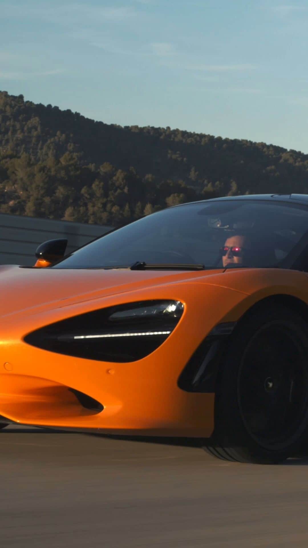 McLaren Automotiveのインスタグラム：「Performance drives our evolution. Speed is in our DNA.  At McLaren, we always push beyond limitations.   #McLaren #McLarenAuto」