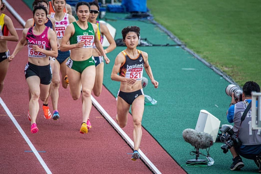 塩見綾乃さんのインスタグラム写真 - (塩見綾乃Instagram)「・ 8回目の日本選手権 3位でした🥉🦁 優勝を狙っていただけに悔しい結果となりました。  今年は、海外転戦から始まり、国内グランプリを経て日本選手権に合わせてきましたが、思うように走れないことが多く、恐怖と不安で押しつぶされそうでした。それでも自分のスタイルは崩したくなかったので、前半から攻めの走りを貫きましたが、後半は誤魔化しが効かず、勝負することもできませんでした。  ただ、私が目指しているのは更に上なので、この結果を真摯に受け止めて、次に繋げていけるようにしたいと思います。  いつも温かい応援ありがとうございます😊 なかなか勝てないレースが続いていますが、ここで腐らず耐えて、また飛躍できるよう練習に励んでいきたいと思います！今後とも応援よろしくお願いします🥰  (6位→🥉→🥈→🥉→🥈→6位→🥇→🥉→…？)」6月5日 23時58分 - shioajiiii