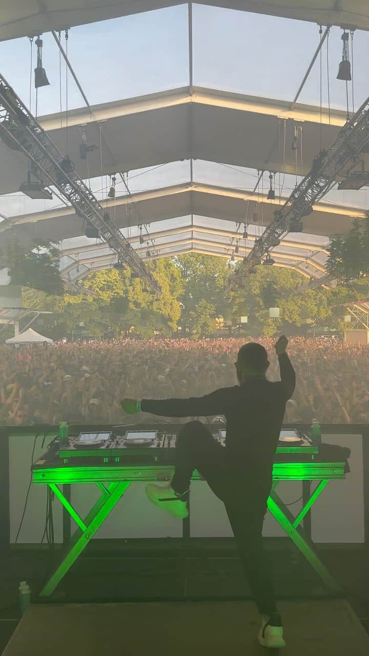 スクリレックスのインスタグラム：「Merci Paris 🫶🇫🇷 @welovegreen」