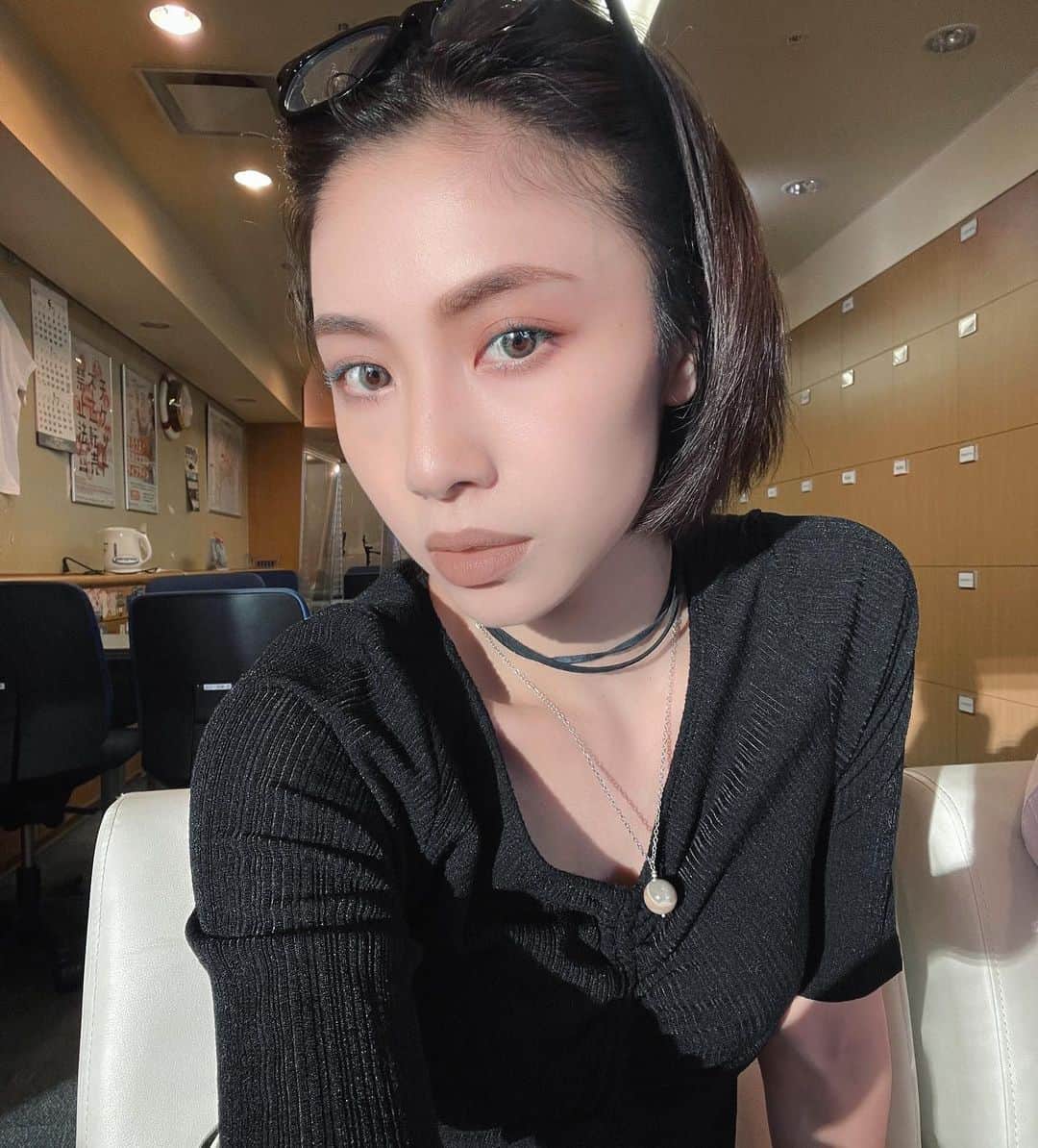 honoka のインスタグラム：「お肌事情🩶🩶  いつも愛用してるスキンケア @everyskin_official から  3周年記念企画で出てる商品 超よくばりsetゲットしたよー！  ポーチもついてるし美容液も パックもついてる最高🥺  スキンケアここに変えてから お肌綺麗って褒められること多くなった  今年は美容に力入れたいし もっとがんばりまーす、、、🩶 なんか良いケア方法あれば逆に教えて！ みんなで共有しよー！」
