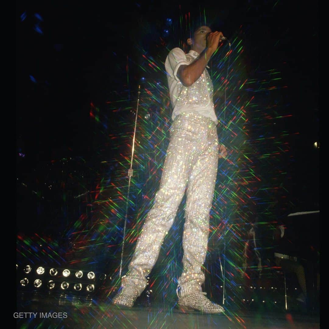 マイケル・ジャクソンさんのインスタグラム写真 - (マイケル・ジャクソンInstagram)「Michael Jackson’s shimmery suit helped photographer Lynn Goldsmith to create this prismatic effect around Michael, seen here performing on the Triumph Tour in 1981.」6月7日 1時00分 - michaeljackson