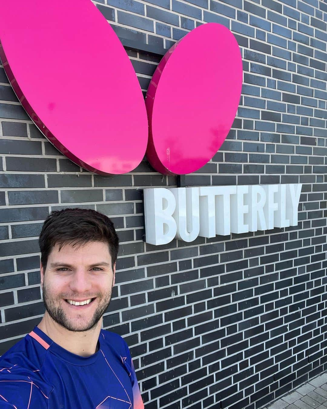 ドミトリ・オフチャロフさんのインスタグラム写真 - (ドミトリ・オフチャロフInstagram)「Always nice to visit @butterflyttofficial Europe headquarters 🦋🏓」6月6日 0時15分 - dimaovtcharov