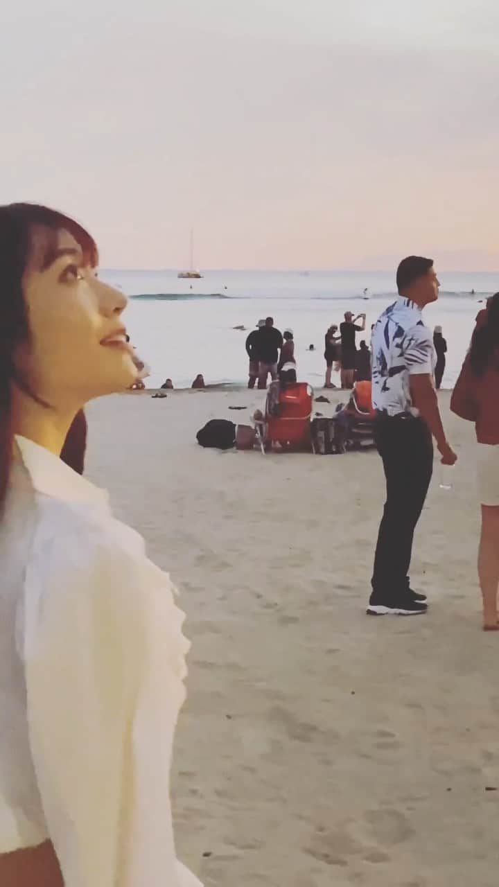河北彩花のインスタグラム：「⁡ ⁡ ちょっとしたリールです...♡ ⁡ ⁡ 途中嬉しくってぴょんって跳ねてる🤭笑   #ハワイ  #ワイキキビーチ」