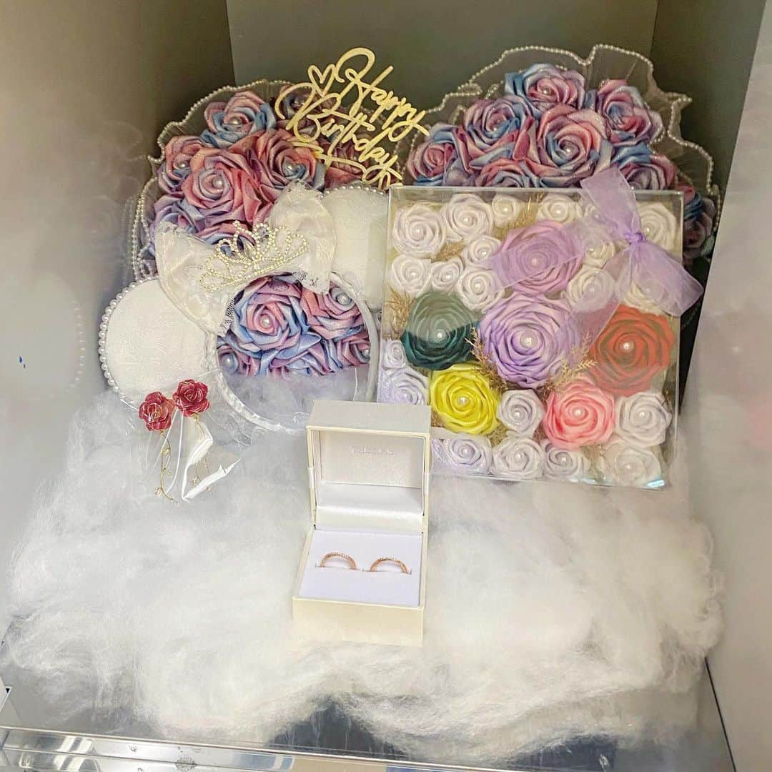 花咲希音さんのインスタグラム写真 - (花咲希音Instagram)「1から手作りの誕生日プレゼントもらった🎁🌹🎂 遅れちゃったけどってサプライズしてくれて本当に嬉しかったなぁ🎉💭  そしてまたお揃いが増えました😊   #誕生日プレゼント  #happybirthday  #手作り  #ペアリング 💍 #薔薇  #rose」6月6日 0時21分 - __n__o__n