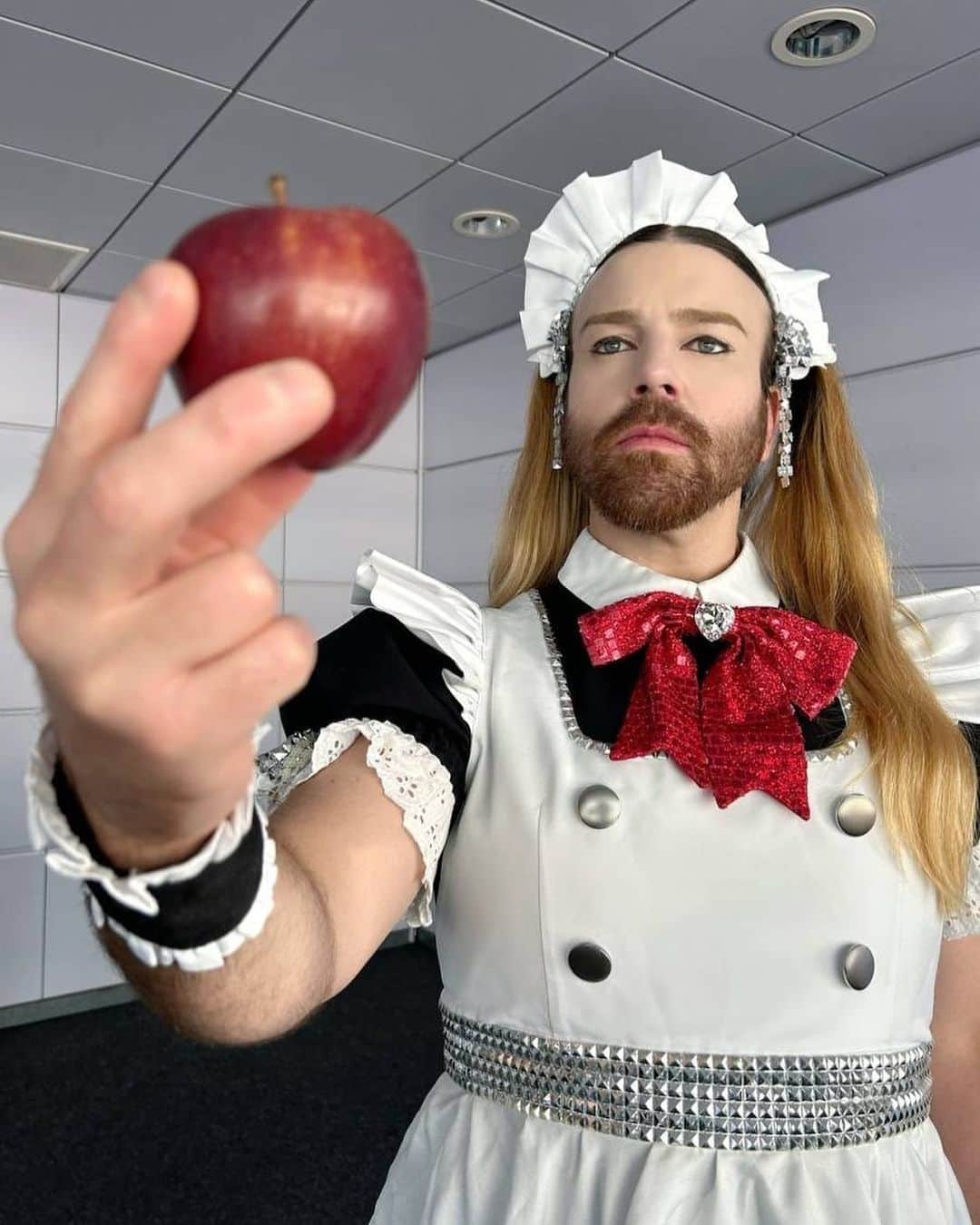 レディビアードさんのインスタグラム写真 - (レディビアードInstagram)「Forbidden fruit?  🍎」6月6日 0時27分 - ladybeard_japan