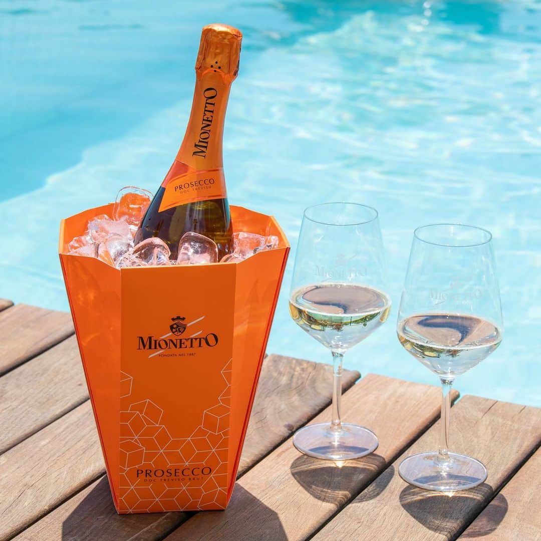 Mionetto USAさんのインスタグラム写真 - (Mionetto USAInstagram)「Summer is just around the corner and we know that means fun getaways including trips to la spiaggia ⛱️ or in our case, giveaways to La Bella, Italia! 🧡   One of the best things about summertime is being able to enjoy a crisp glass of Mionetto Prosecco as you relax, unwind & soak up ☀️ il sole! ☀️   Allora, now pop open that bottle of Mionetto Prosecco & stay tuned for our June 25th Giveaway! È proprio dietro l'angolo!   #MionettoProsecco #PopTheProsecco #SummerTime   Mionetto Prosecco material is intended for individuals of legal drinking age. Share Mionetto content responsibly with those who are 21+ in your respective country.  Enjoy Mionetto Prosecco Responsibly.」6月6日 0時30分 - mionettoproseccousa