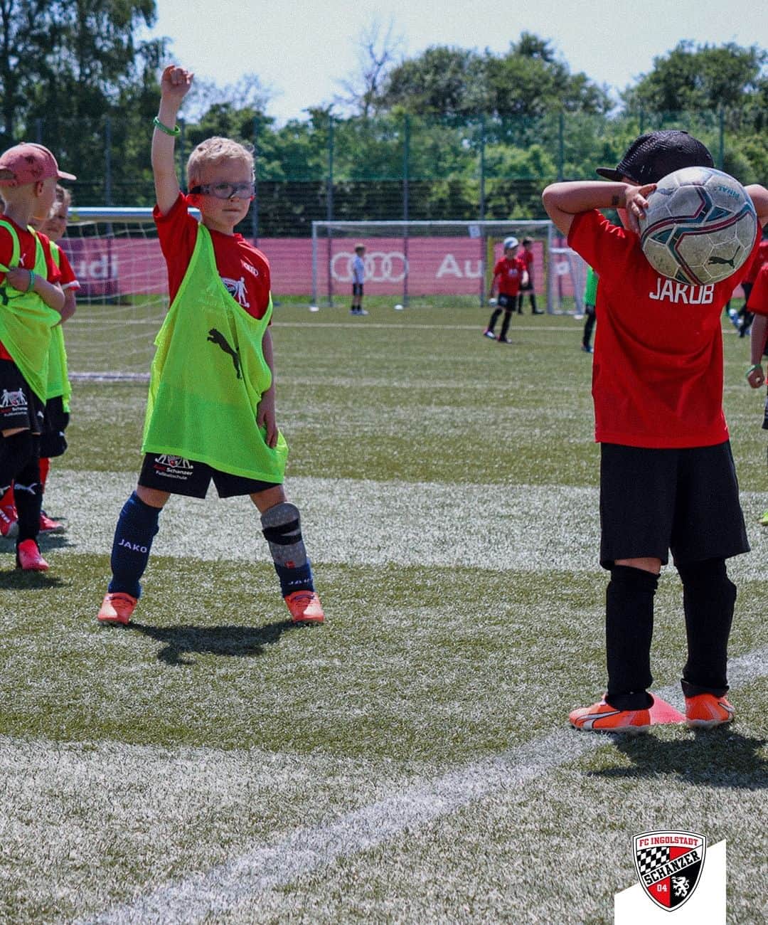 FCインゴルシュタット04のインスタグラム：「Großer Zusammenhalt und ein hoher Spaßfaktor - das war auch in diesem Jahr wieder beim Schanzer Inklusionscamp zu spüren: Nach der rundum gelungenen Premiere 2022 begrüßten wir - zusammen mit den 'SchanzenGeber'-Kooperationspartnern Audi, dem Caritas-Zentrum St. Vinzenz und der Stadt Ingolstadt – in der vergangenen Woche rund 60 Kinder mit und ohne Einschränkungen auf unserem Trainingsgelände. ⚫️🔴 __ Mehr Infos bekommt ihr über den Link in der Story! 📲 . . #Schanzer #einfachwiederschanzer #schanzerdassindwir #Schanzerfürimmer #Ingolstadt #FCI #FCIngolstadt #soccer #fussball #football #futbol #Liga3 #3Liga #CSR #Schanzengeber #Inklusioncamp @ingolstadt_in @audi_de @caritaszentrum_st.vinzenz」