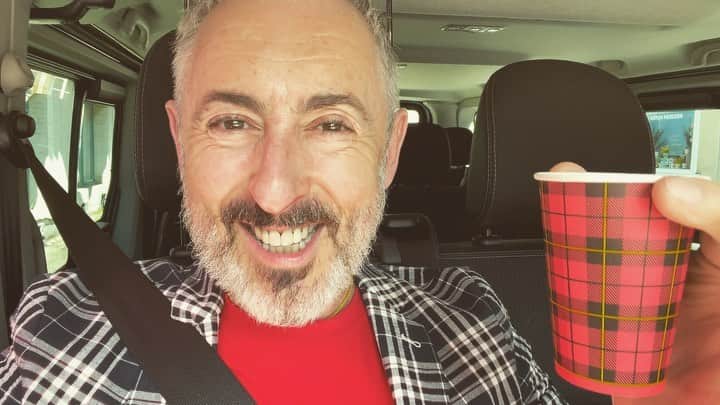 アラン・カミングのインスタグラム：「Pour mes amis qui parlent français !!」