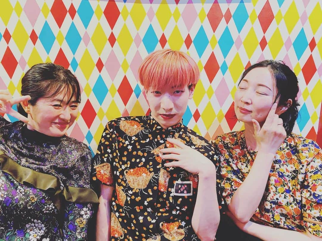 山内マリコのインスタグラム：「Campy bar とユズコとゆっきゅんと私  #campybar  #柚木麻子  #ゆっきゅん  #柄物」