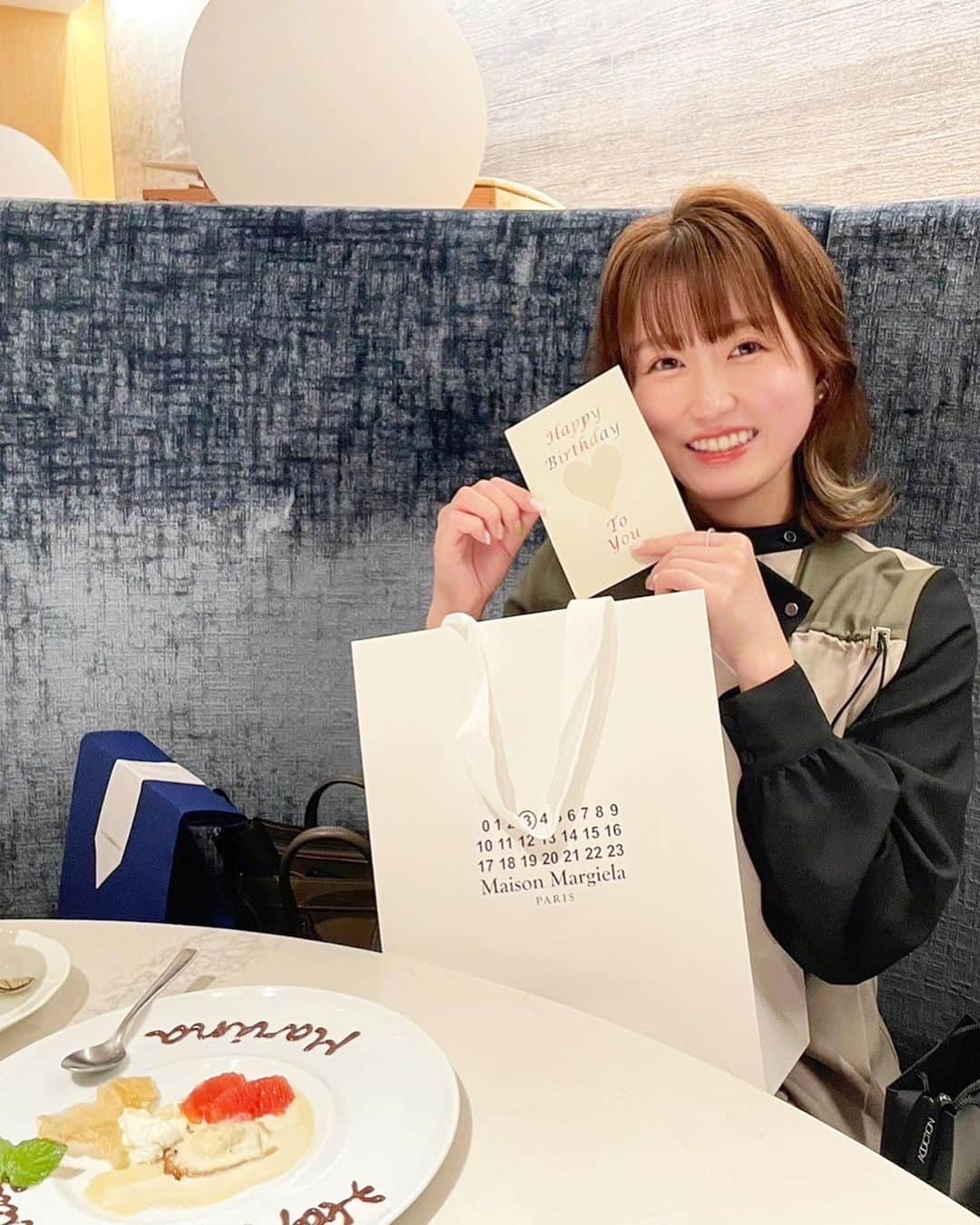 津田麻莉奈さんのインスタグラム写真 - (津田麻莉奈Instagram)「誕生日を迎えました🎂 またひとつレベルが上がった⬆️  写真はあゆみちゃんと♡ @ayumi.t718  先日、女子会で仲良しの友人たちから お祝いしてもらいました🥂 嬉しいー！ありがとう🥰🥰🥰  プレゼントのセンスが天才すぎて津田大喜び🥹 脳内透けて見えてるんかな？ってくらいw  変わらずマイペースによい年にします🐈🐾 よろしくお願いします🙇‍♀️  #6月6日 #まりなる #津田麻莉奈」6月6日 0時40分 - tsudamarinal