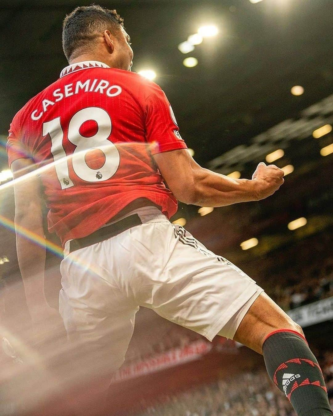 カゼミーロのインスタグラム：「Thank you all for this first great season and above all for your love towards my family and towards me. I feel at home. I read you and I hear everyone say that Manchester United is back, but this is only the beginning of our journey. The greatness of this club and this shield must force us to demand more of ourselves. Much more. Here defeat is not aceptable and the glory days must return. For that I have come. Come on United!!   #MUFC」